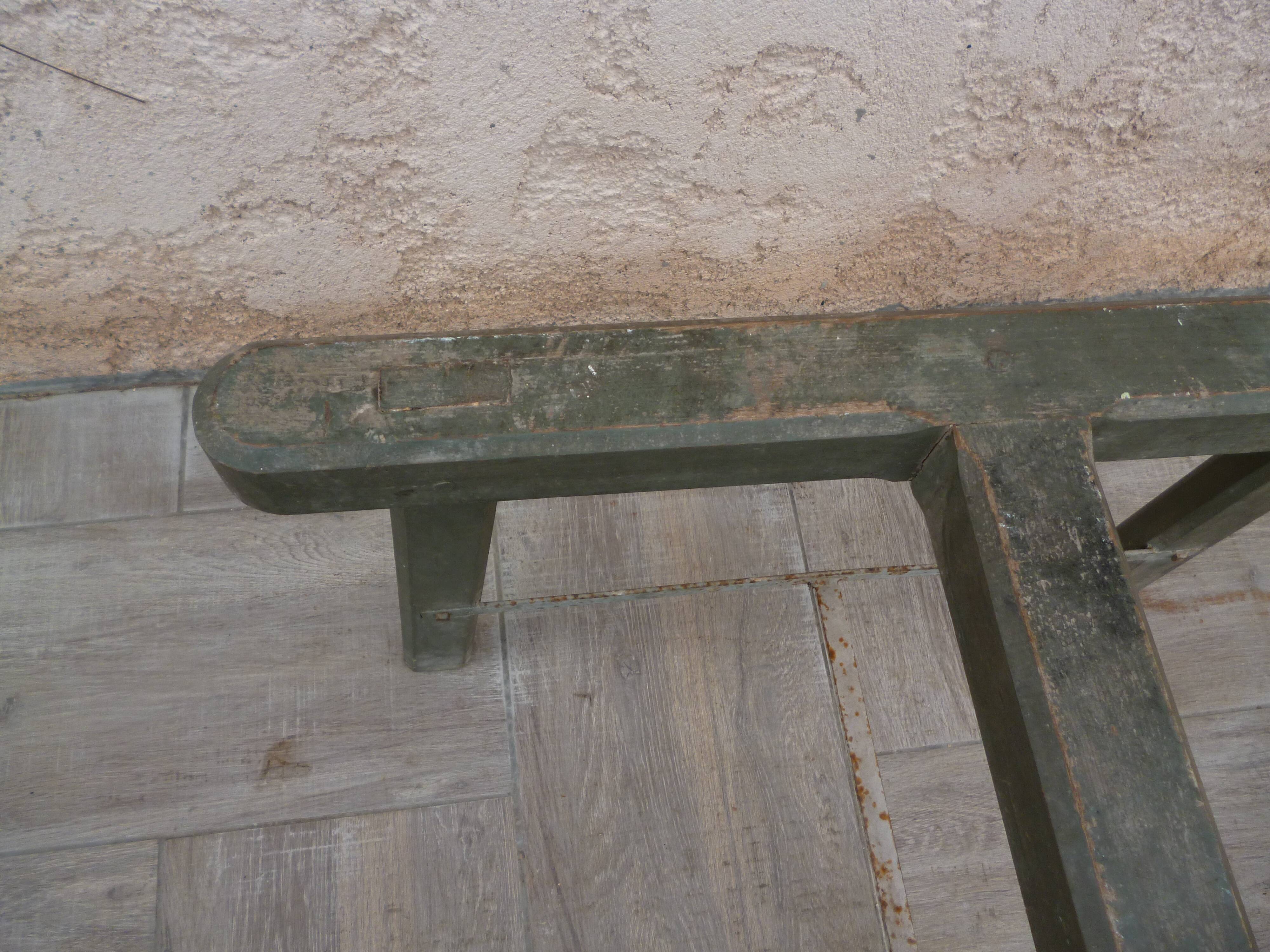 Basin with its ancient zinc trepieds