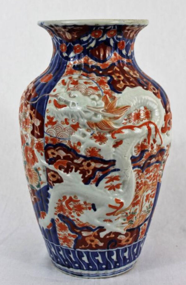 Vase balustre en porcelaine Imari du 19e siècle avec décor en relief de dragon