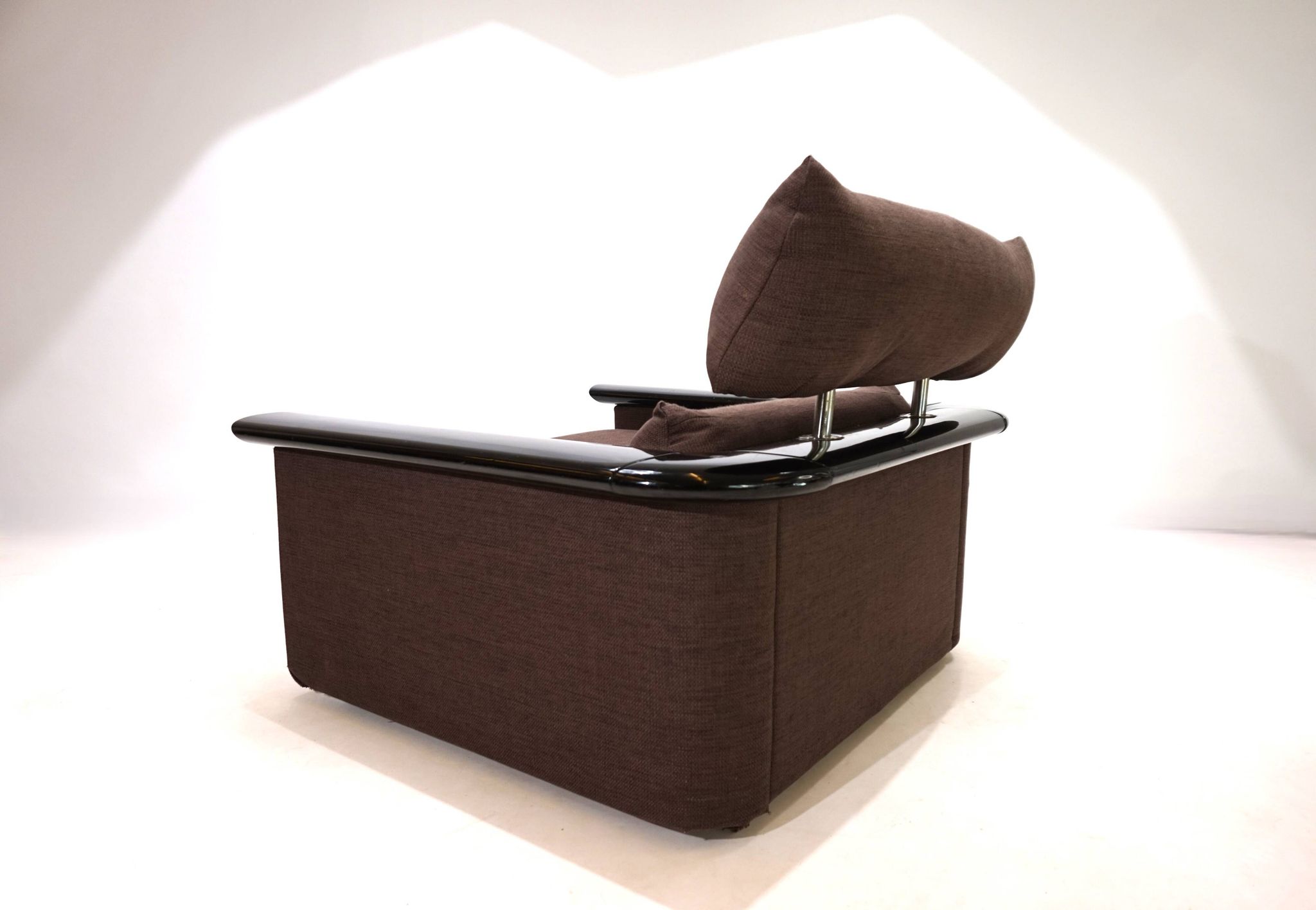 Fauteuil lounge Tecno avec structure en laque piano, 1970