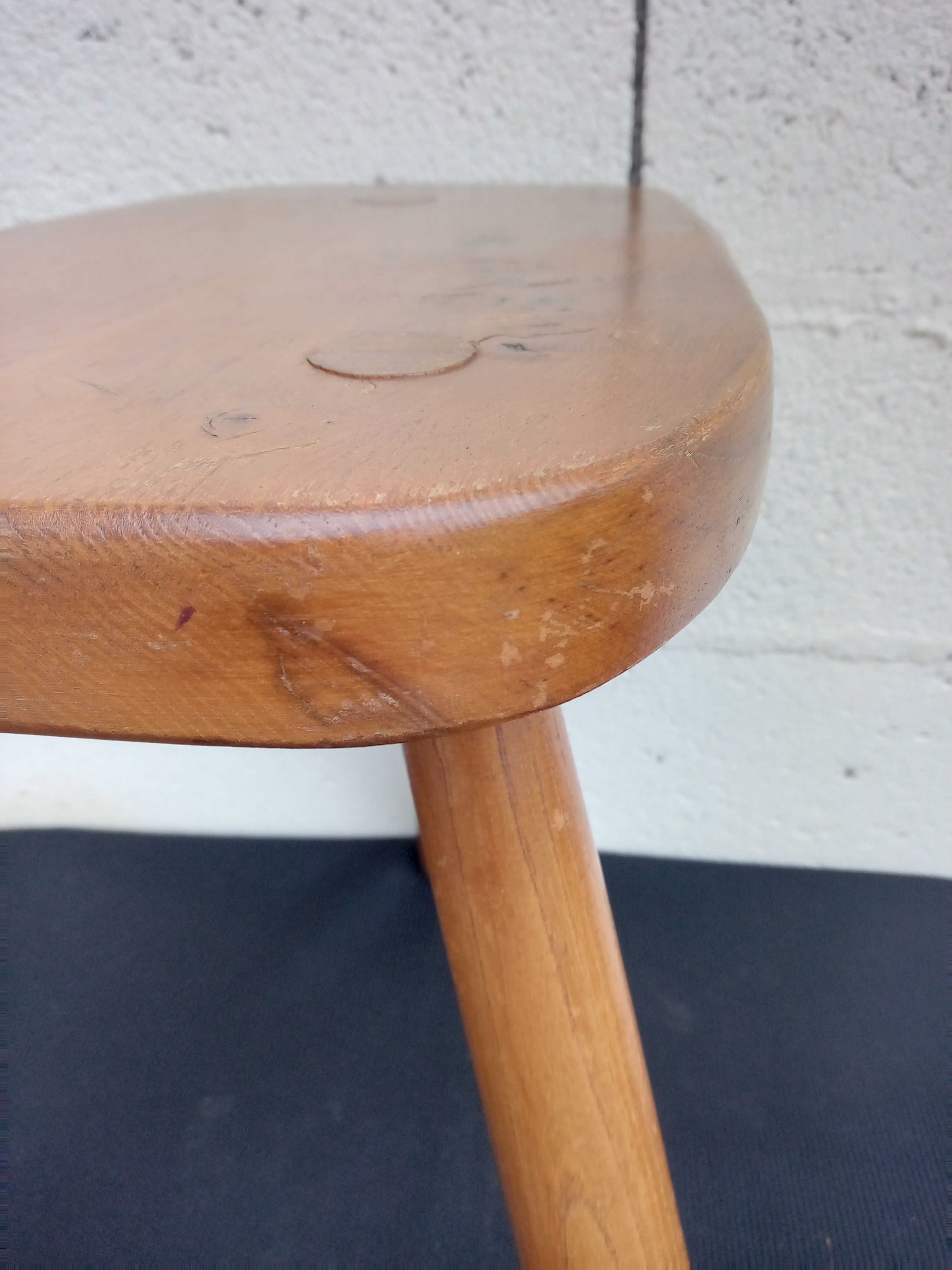 Tabouret de traite tripode brutaliste en frêne