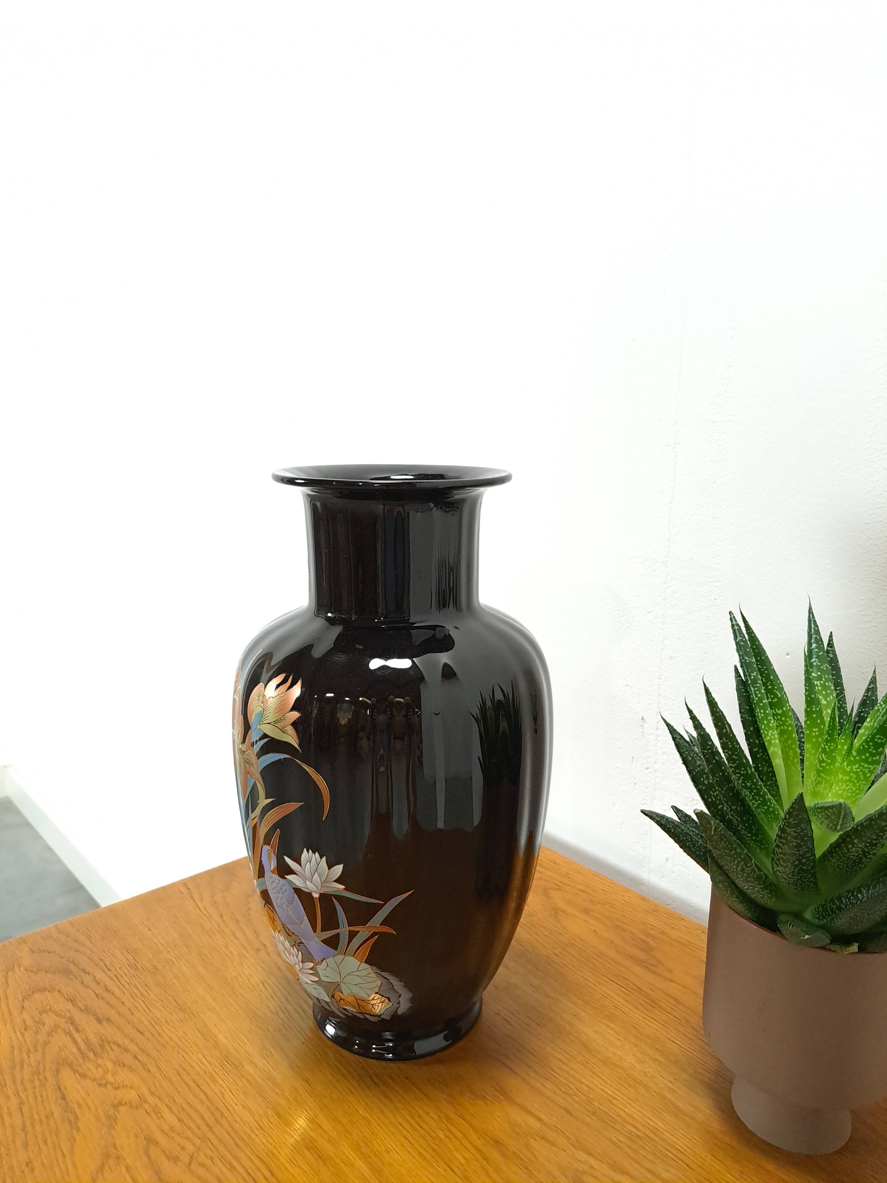 Vase vintage en porcelaine noire.