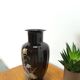 Vase vintage en porcelaine noire.