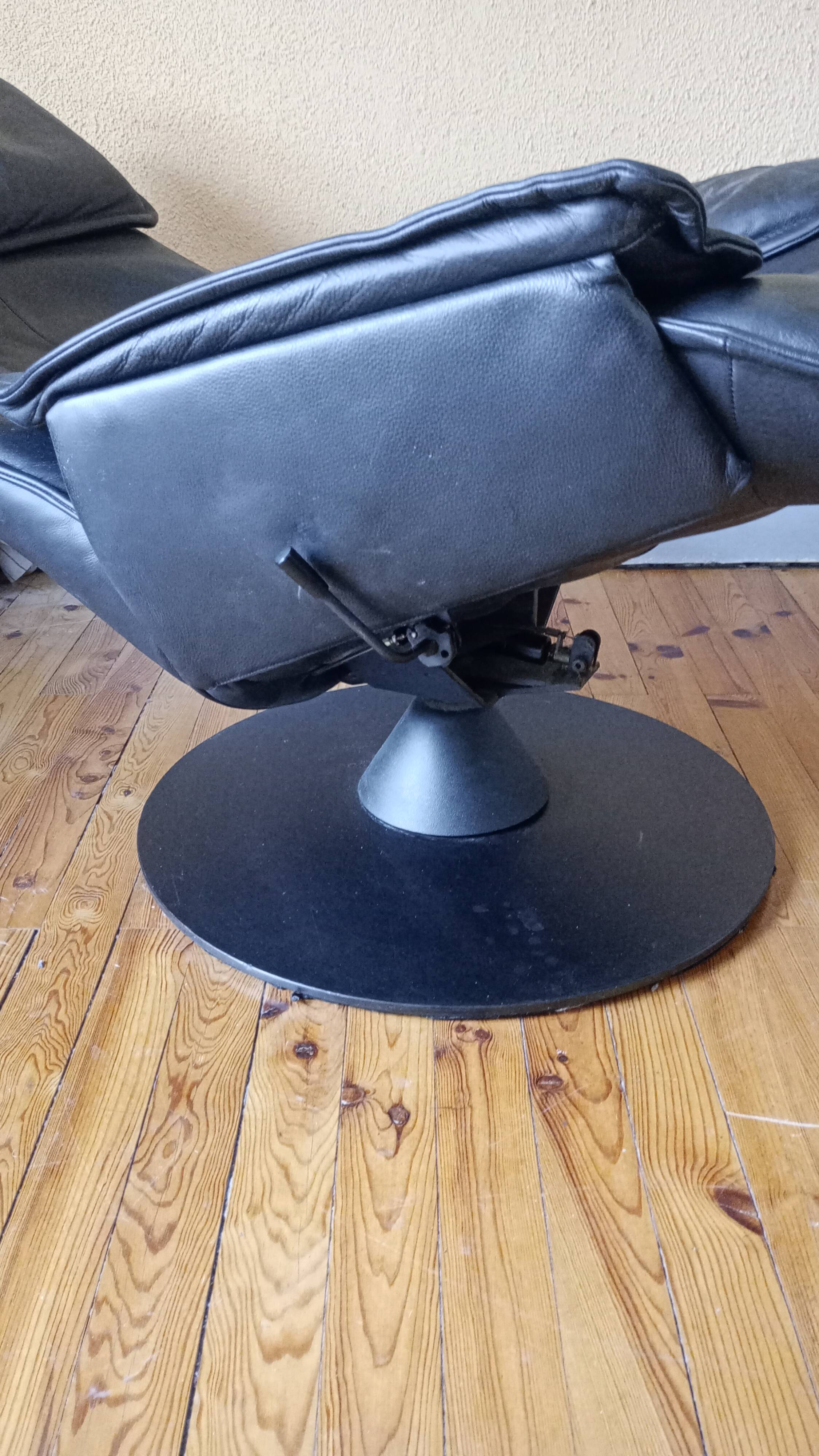 Armchair by designer Hjellegjerde. Contura Zero Gravity model for Modi.