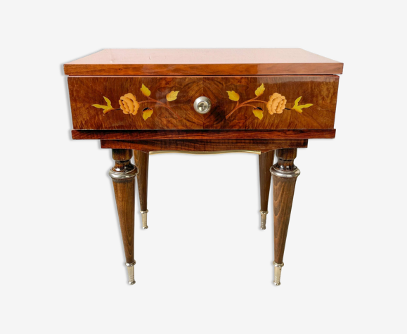 Table de chevet en bois décor marqueterie fleurs 1970, NF 252