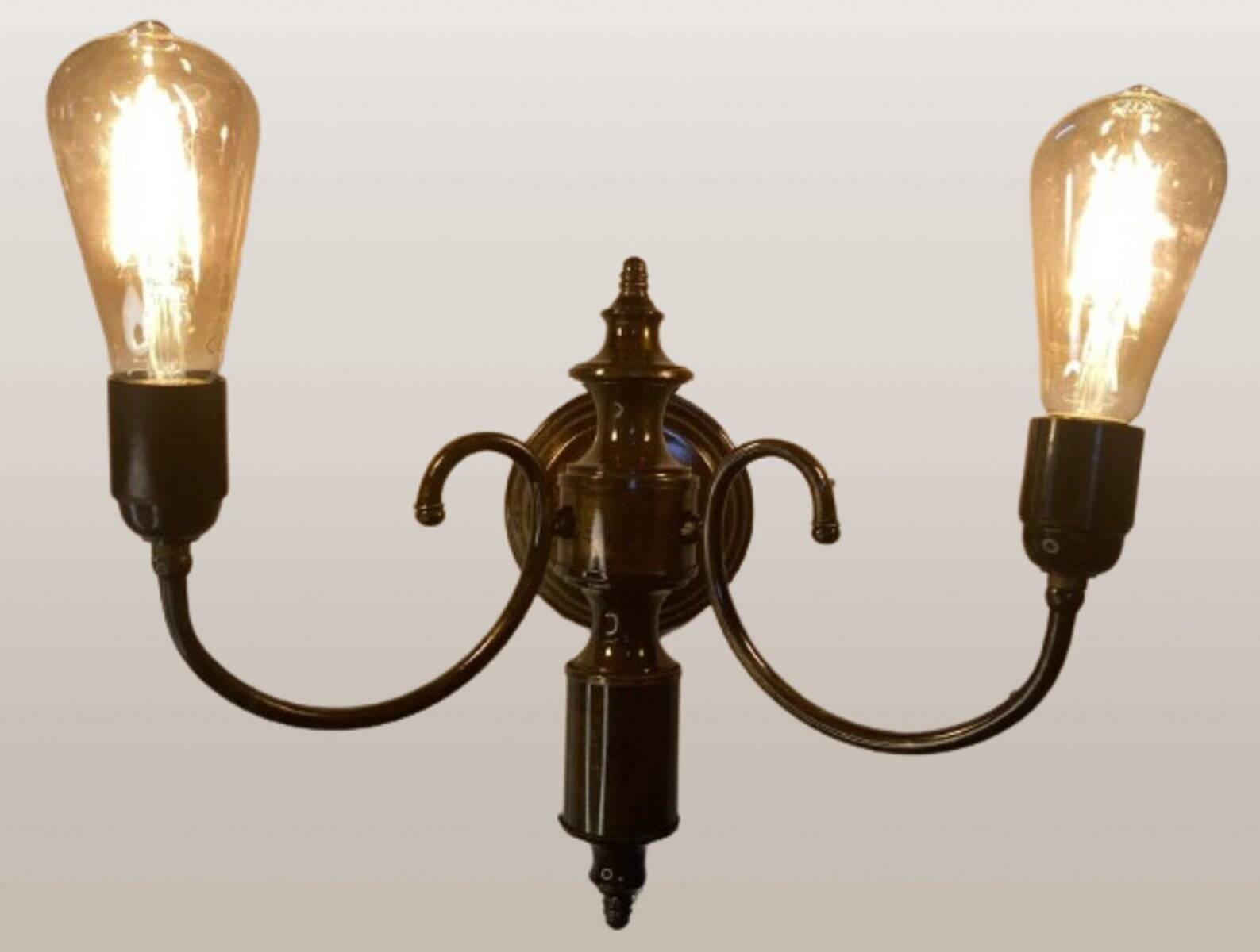 Lámpara de pared vintage de latón dorado, años 60