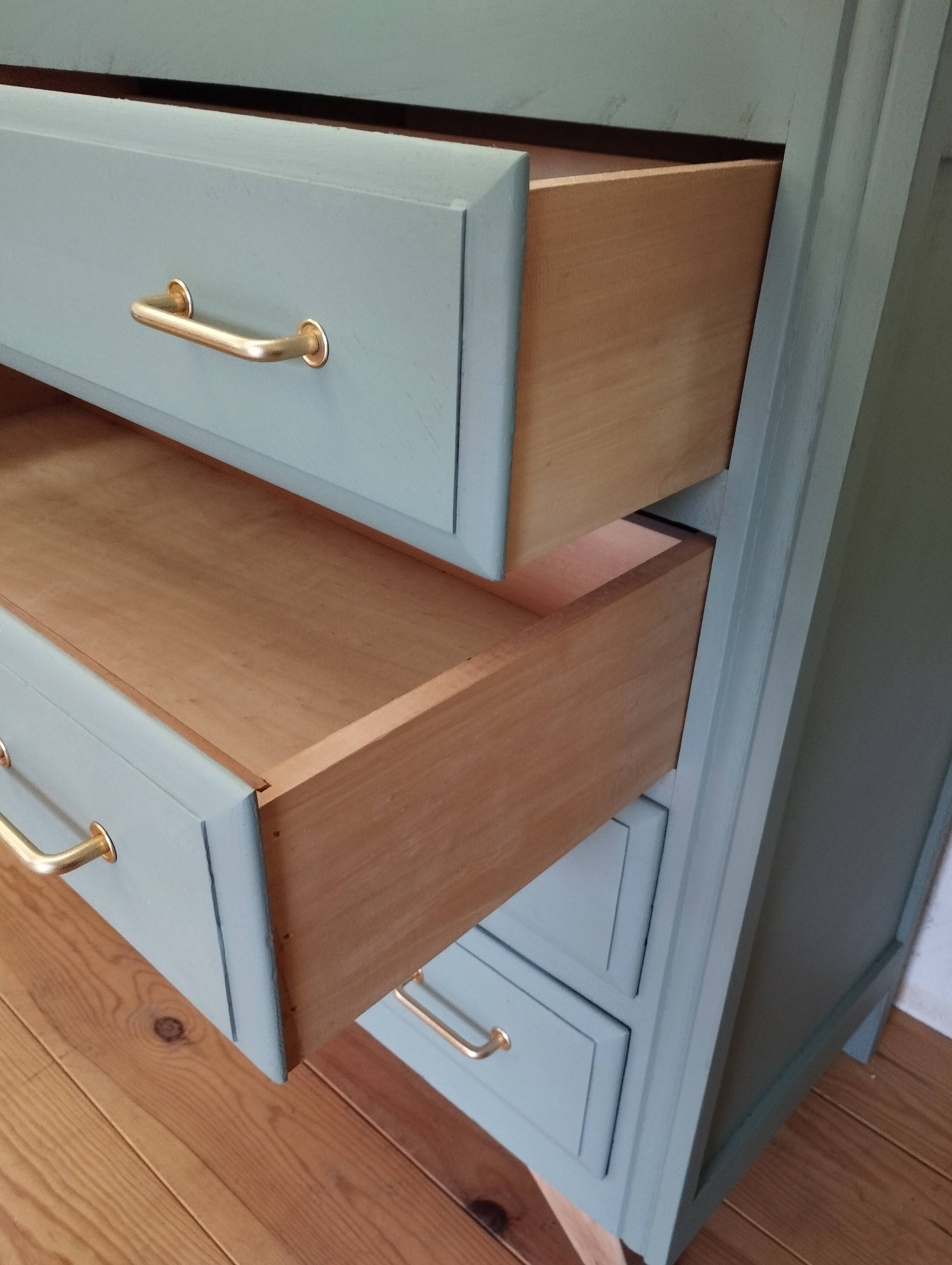 Chest of drawers