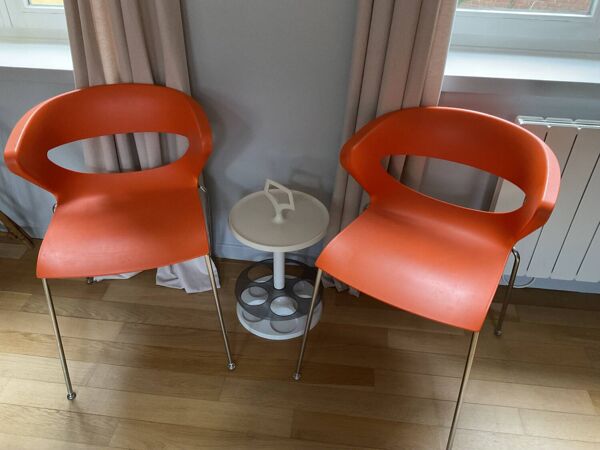 Deux chaises oranges kicca made in italy tbe