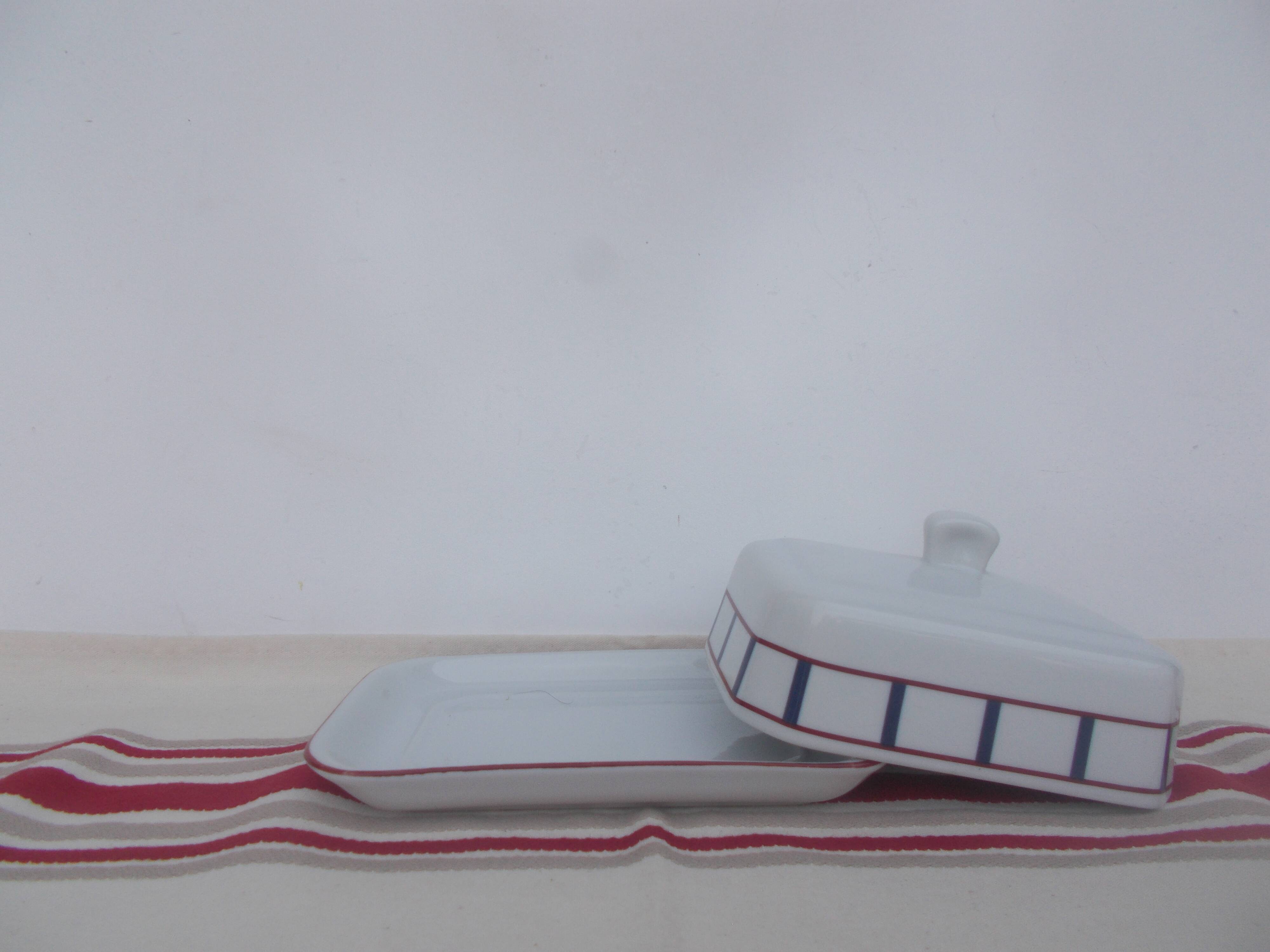 Beurrier basque porcelaine bleu et rouge