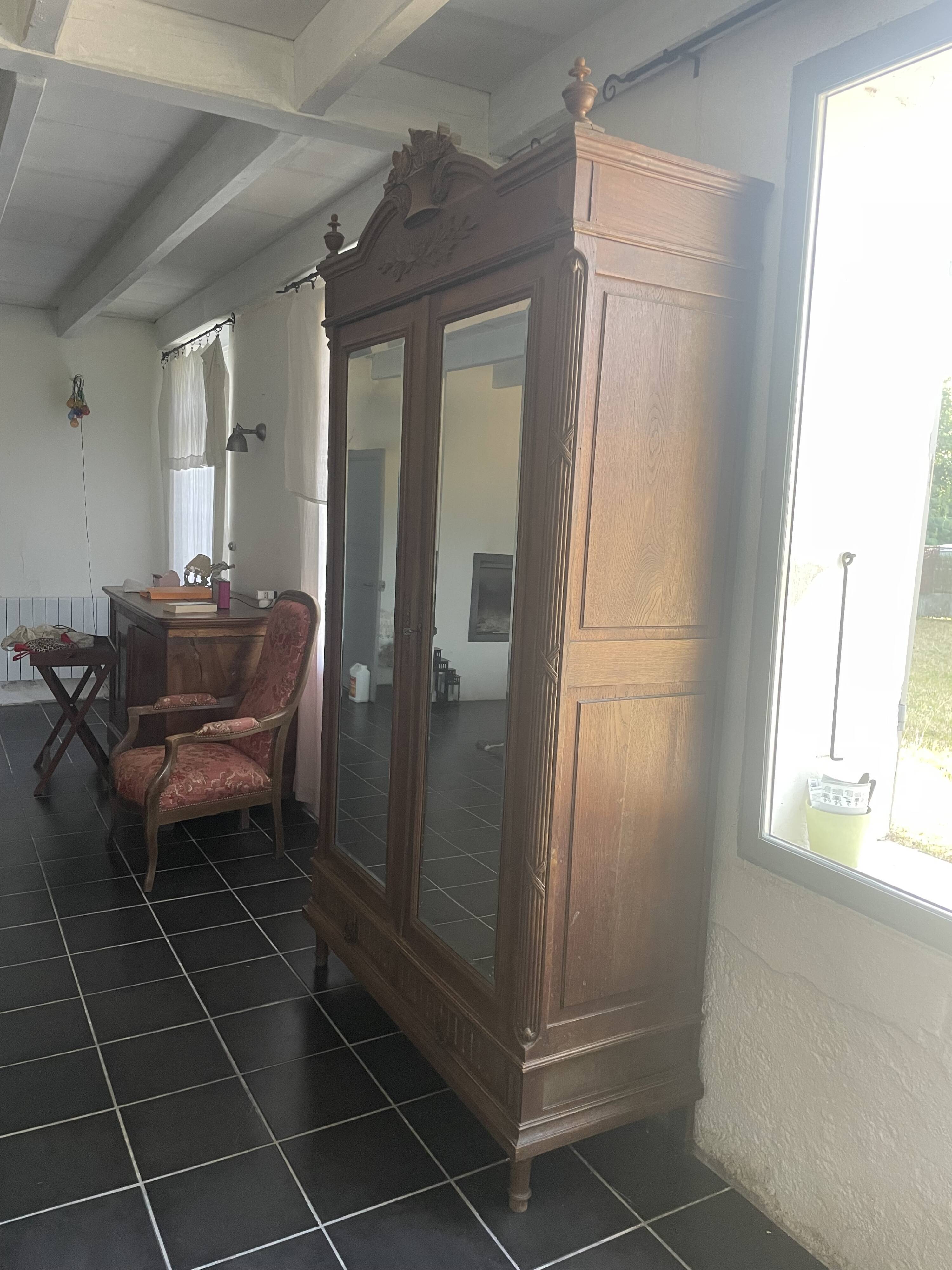 Armoire ancienne avec miroirs