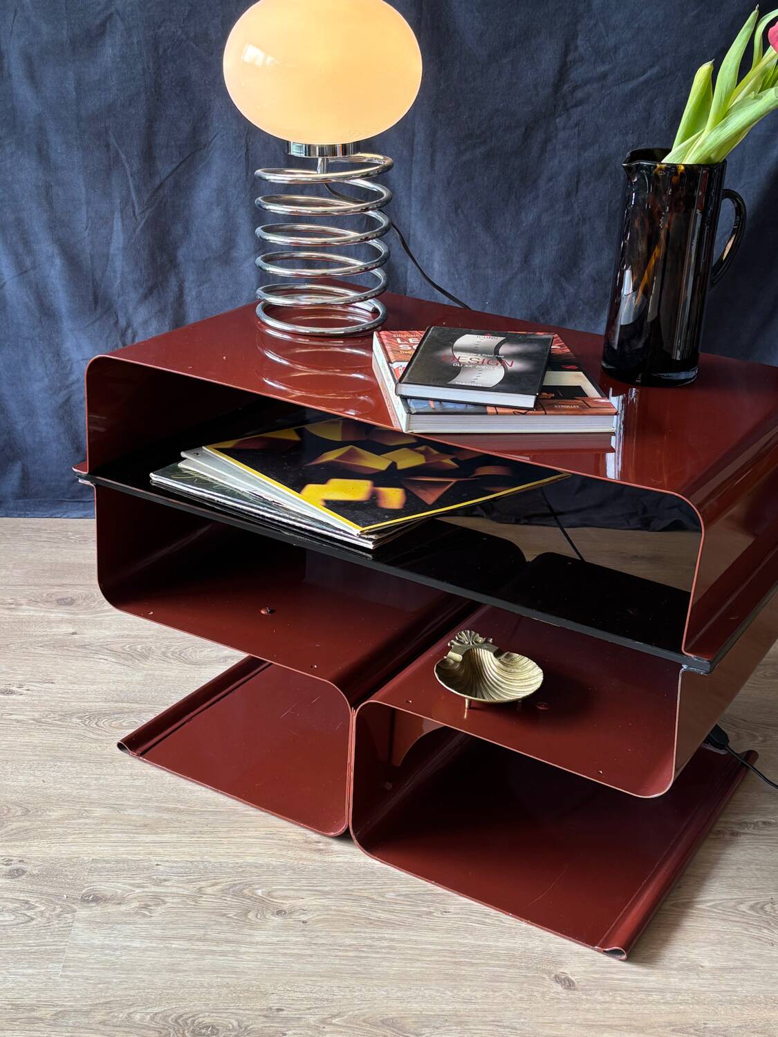 Table d’appoint, metal et verre fumé selon François Monnet