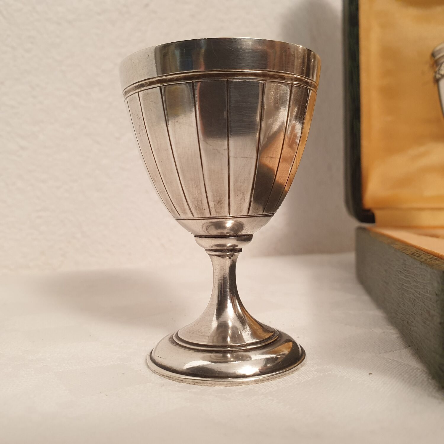 3 shells and 2 silver metal napkin rings