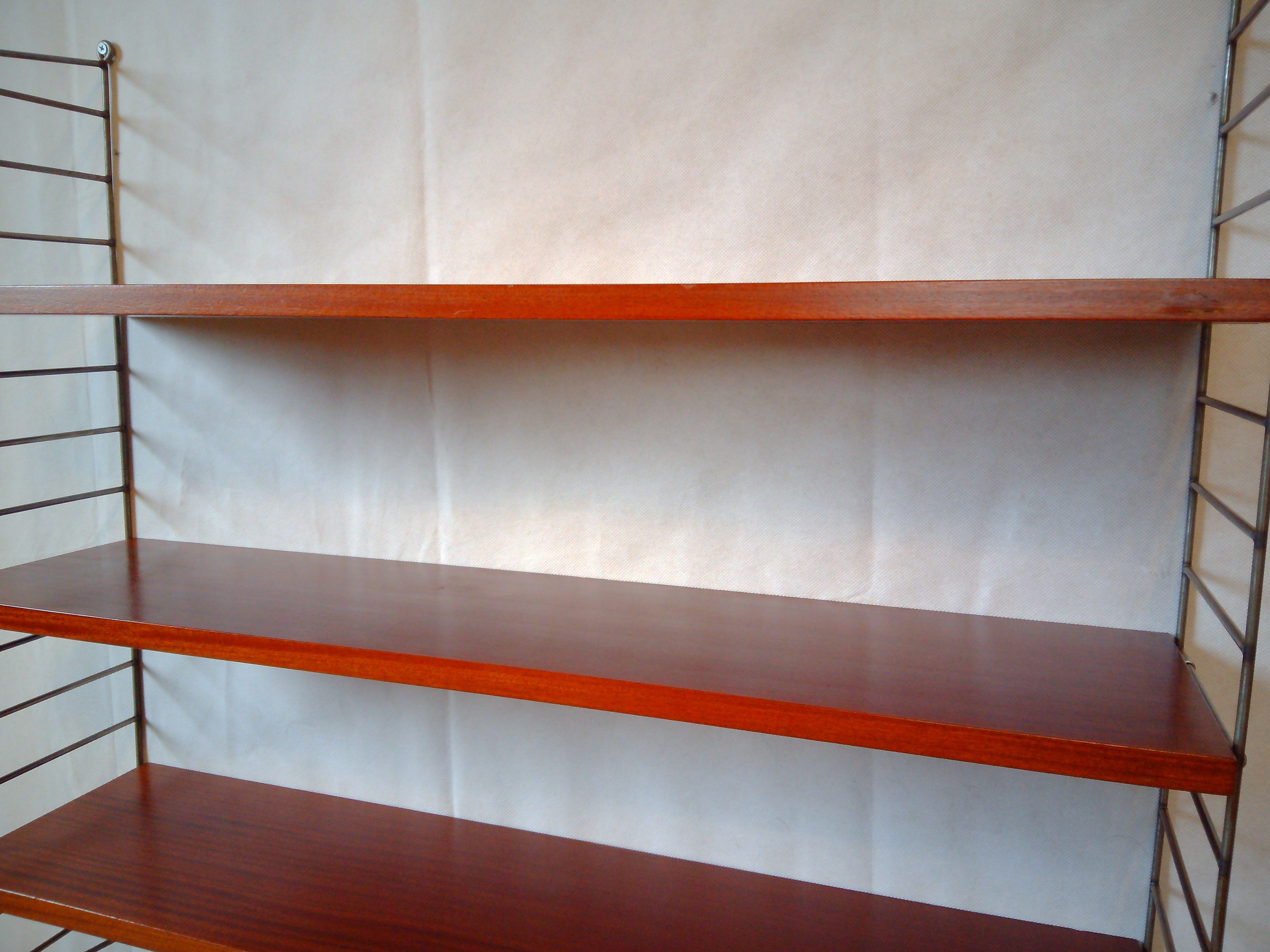 String shelf by Nisse Strinning with three mahogany shelves. Gungrey metal sides.