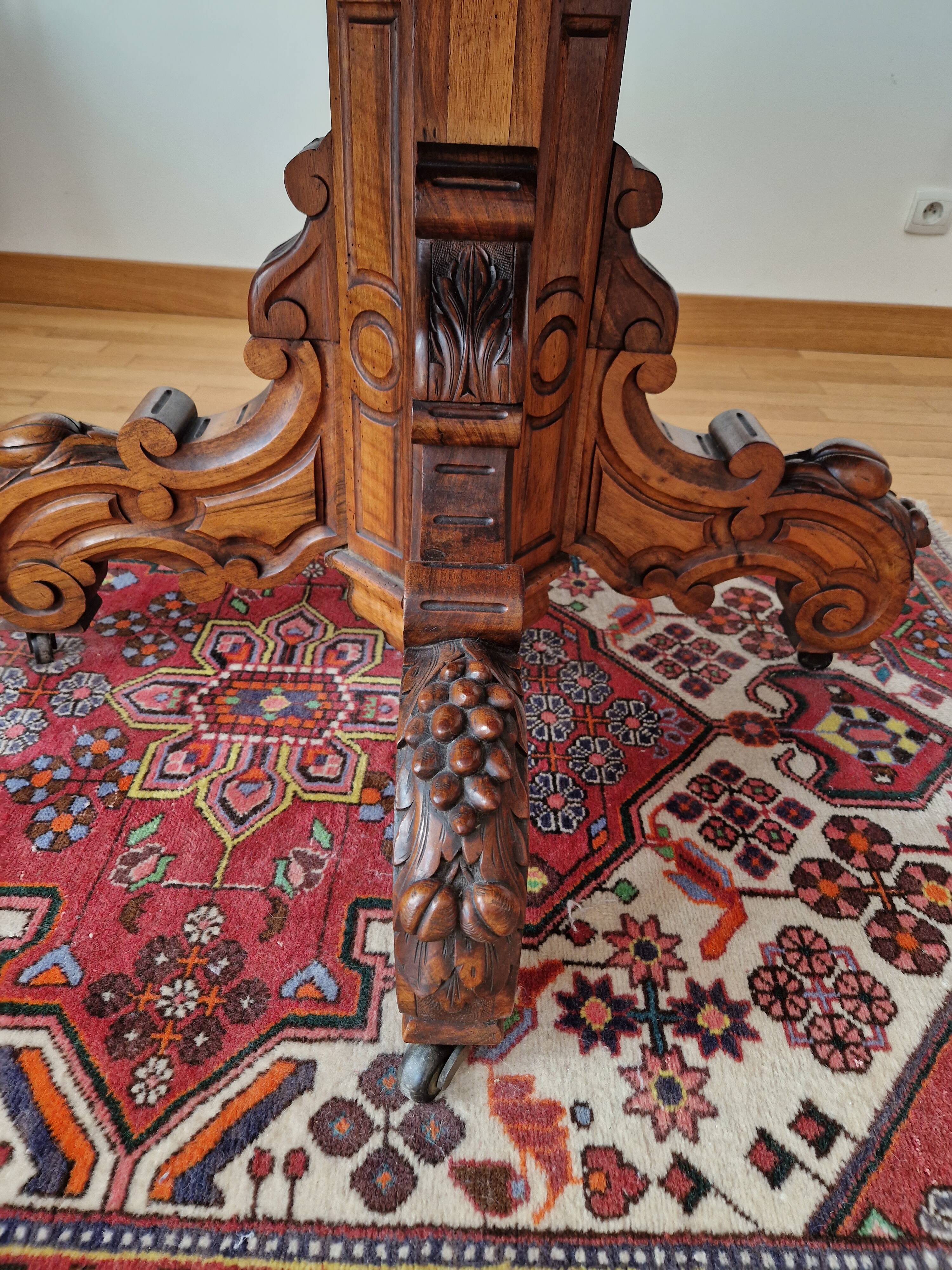 Round walnut table in solid wood, Napoleon III style with extensions - for 14 settings.