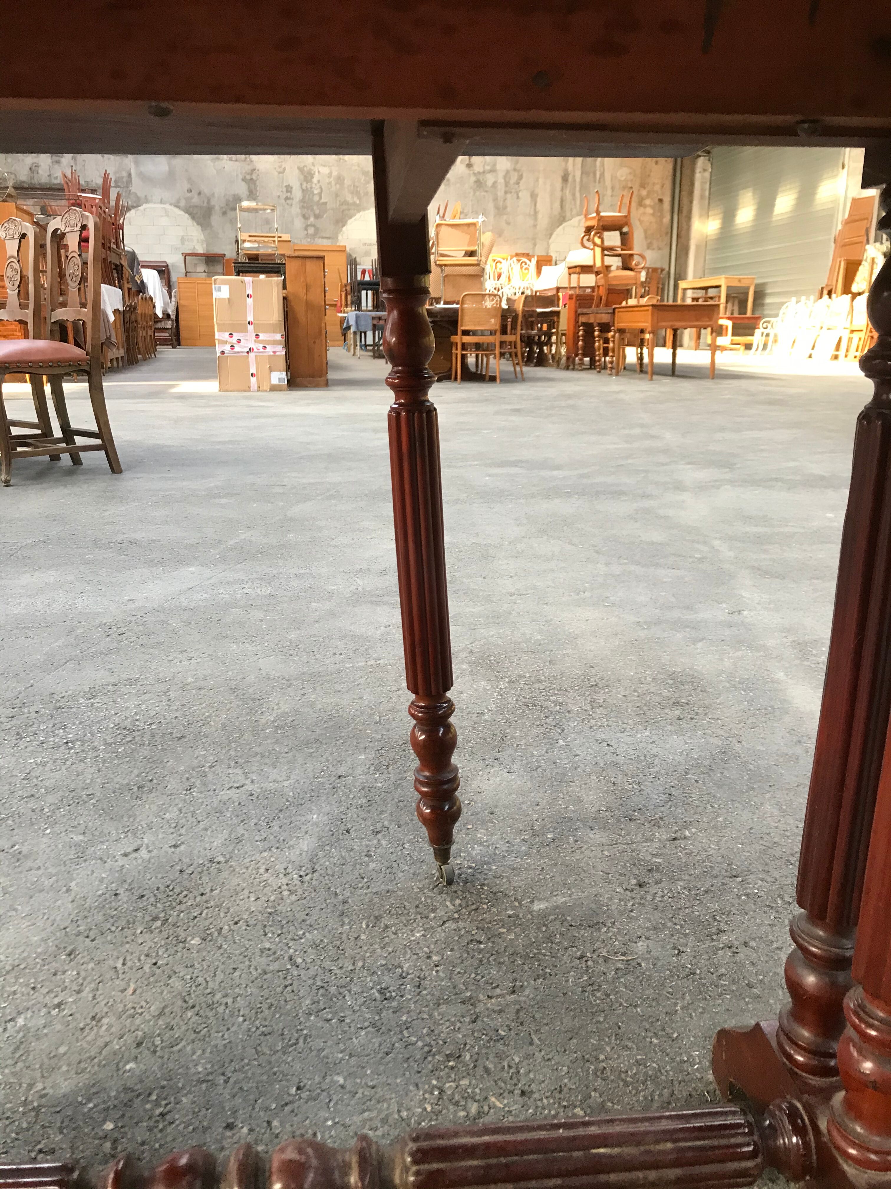 Gateleg table in solid mahogany