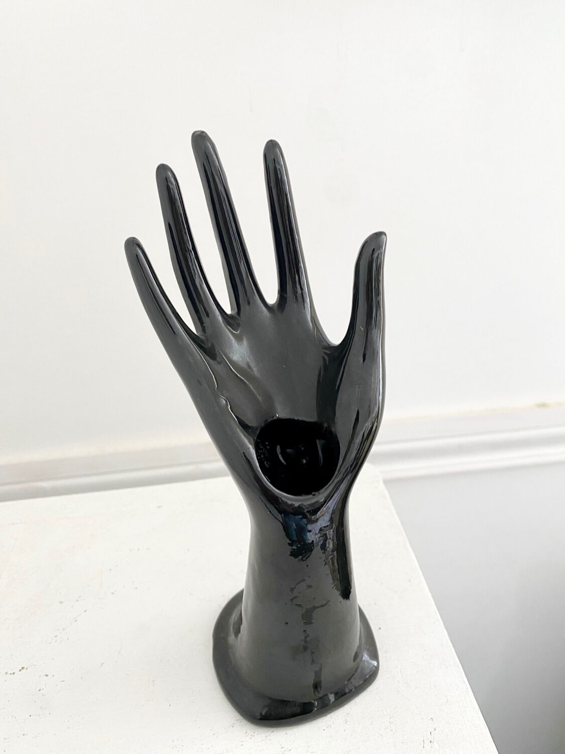 Black ceramic ring hand
