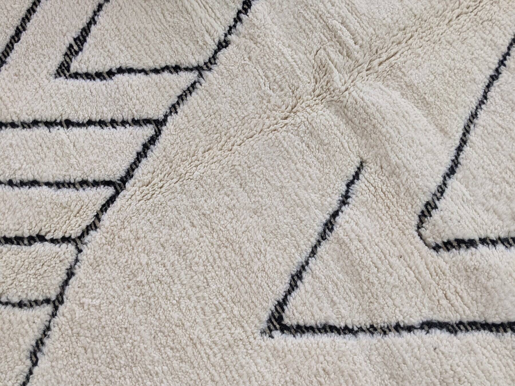 Traditional handmade beni ouarin rug size 150 x 250 cm