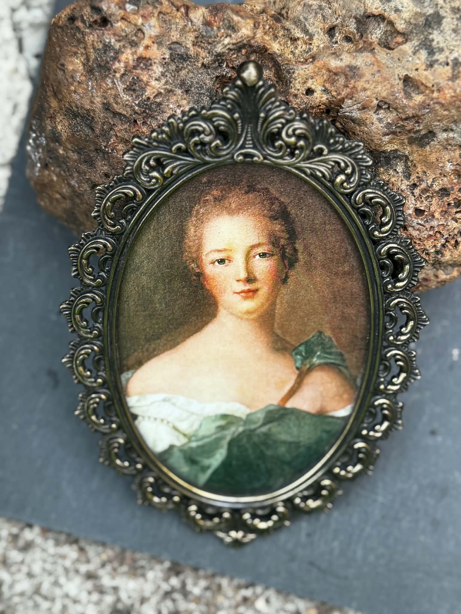Cadre médaillon en laiton, XIXe siècle