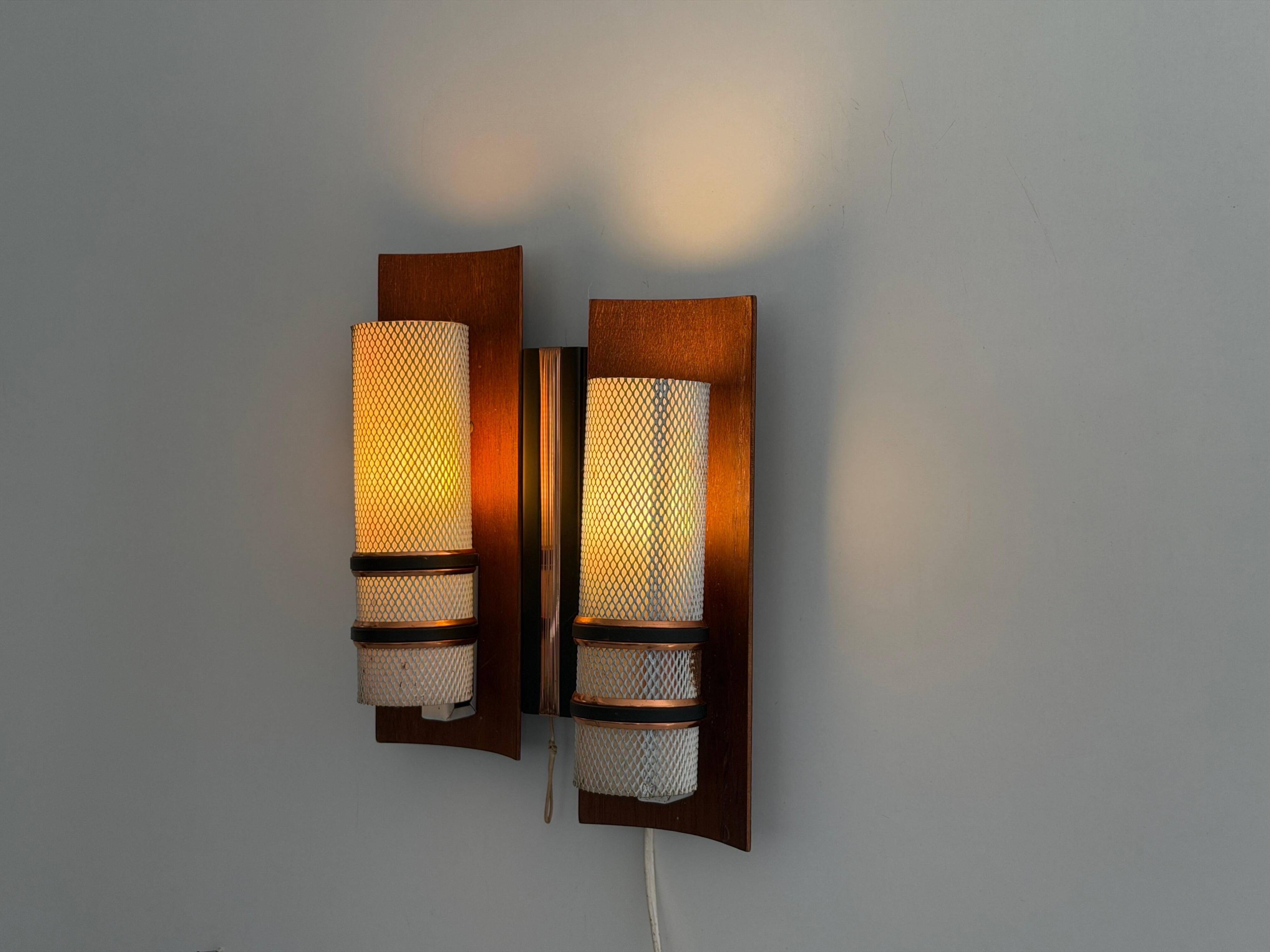 Simple mid-century wall light in metal, wooden and copper base, 1960s, Germany.