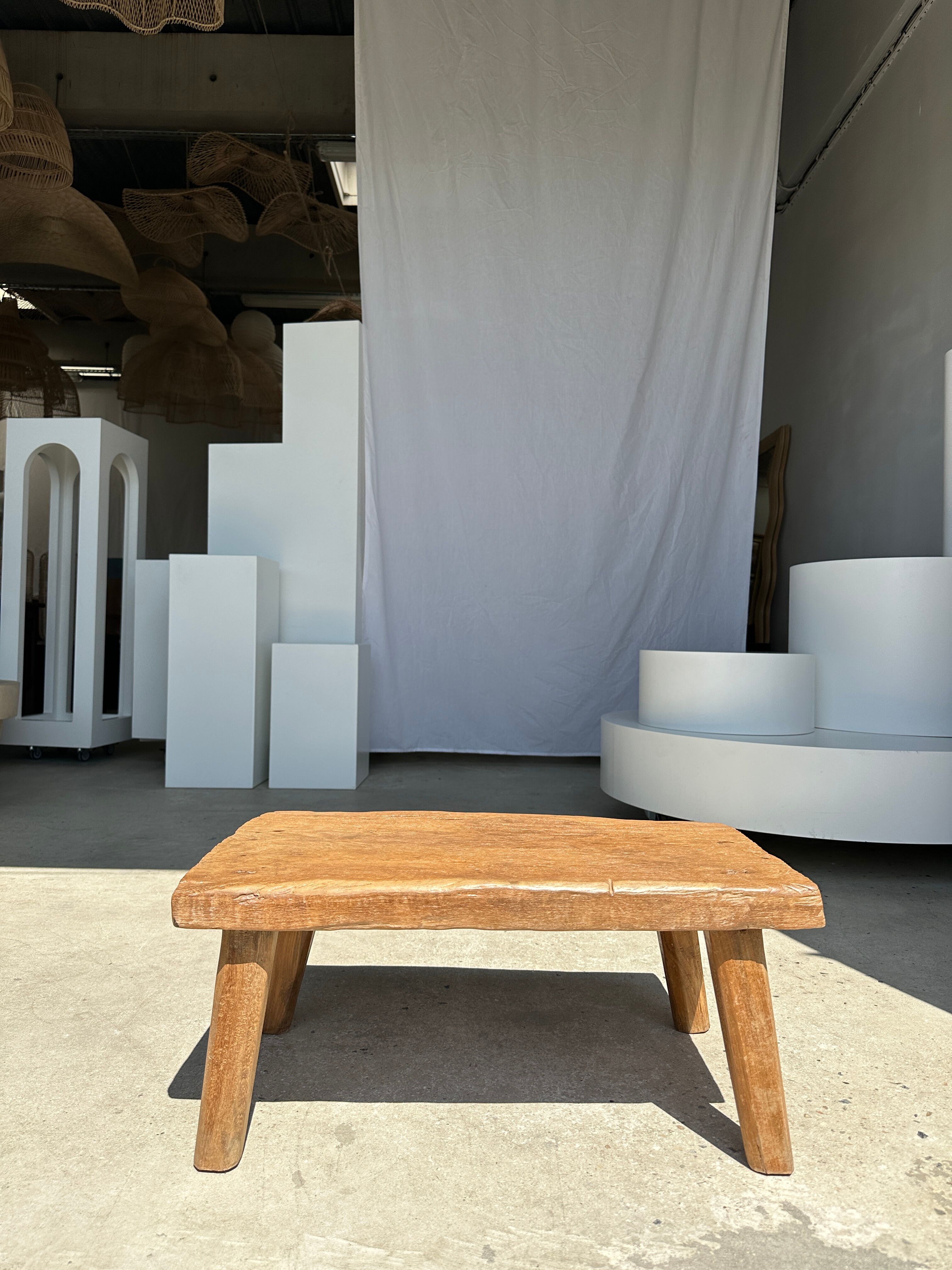 Coffee table in blond teak quadripod