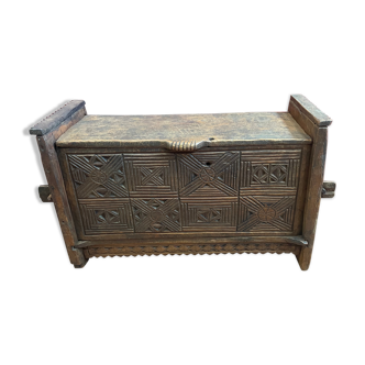 Coffre en bois de cèdre sculpté datant du 19ème siècle Afghanistan de l’est, Région du Nuristan