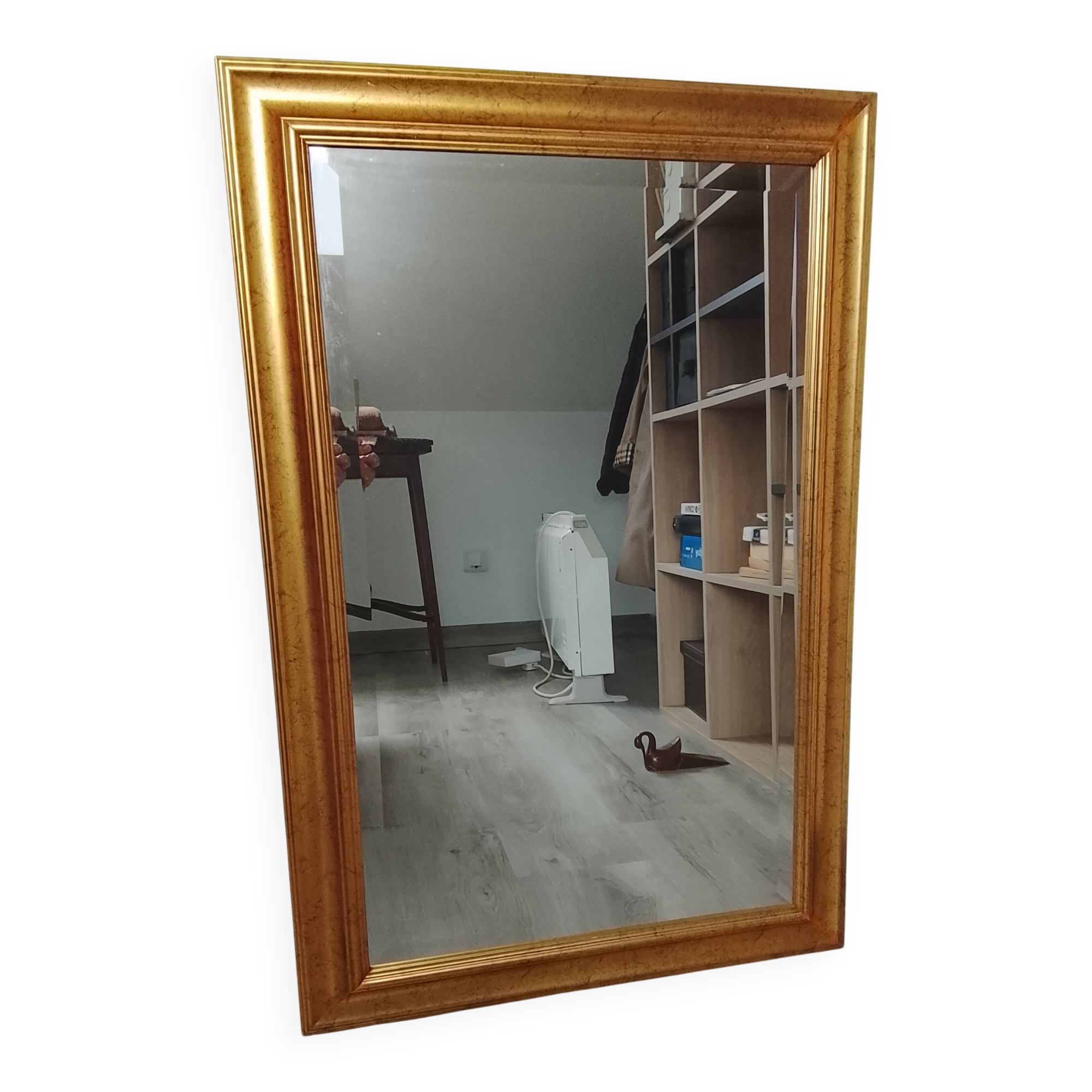 Miroir dans un élégant cadre doré. 84 x 57