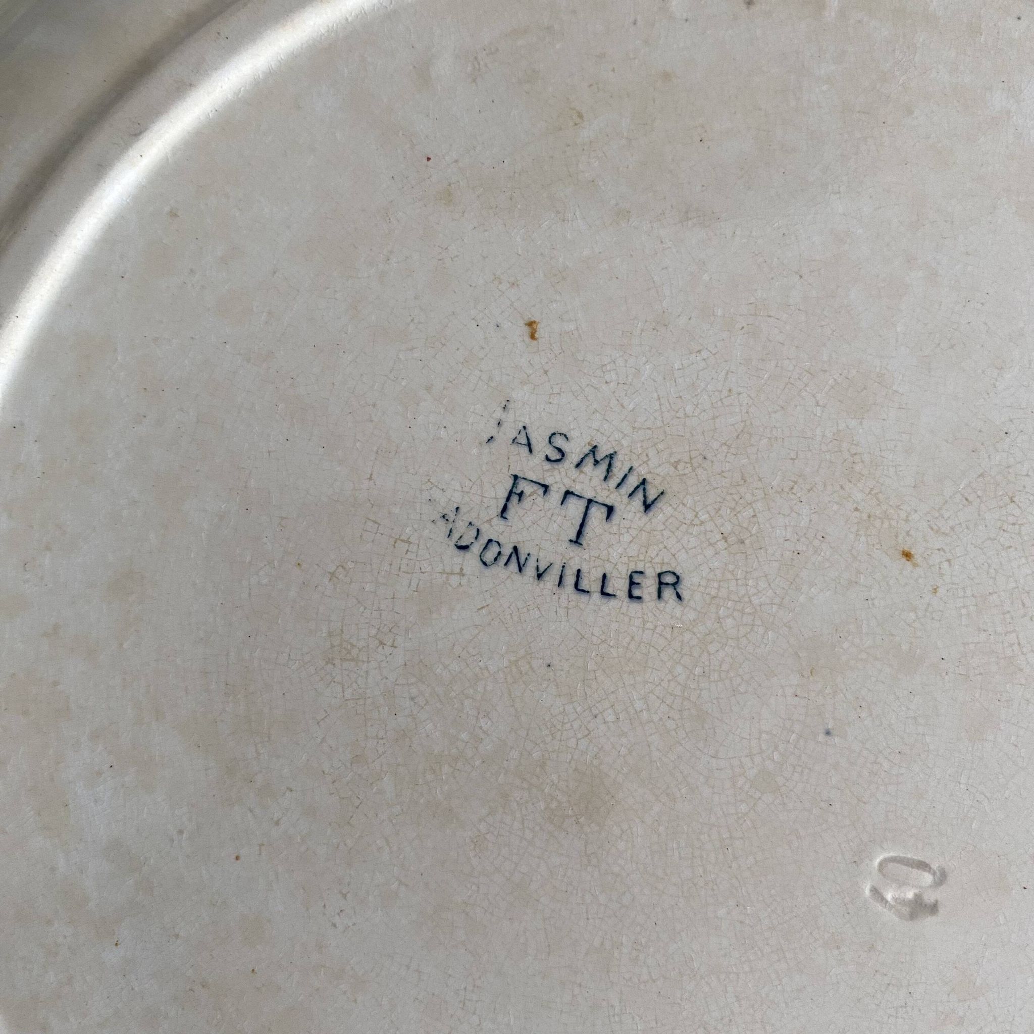 Plat rond terre de fer Badonviller "Jasmin" papillon