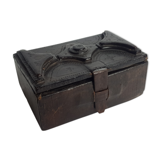 Boîte à bijoux touareg en bois et cuir repoussé 13,5 cm