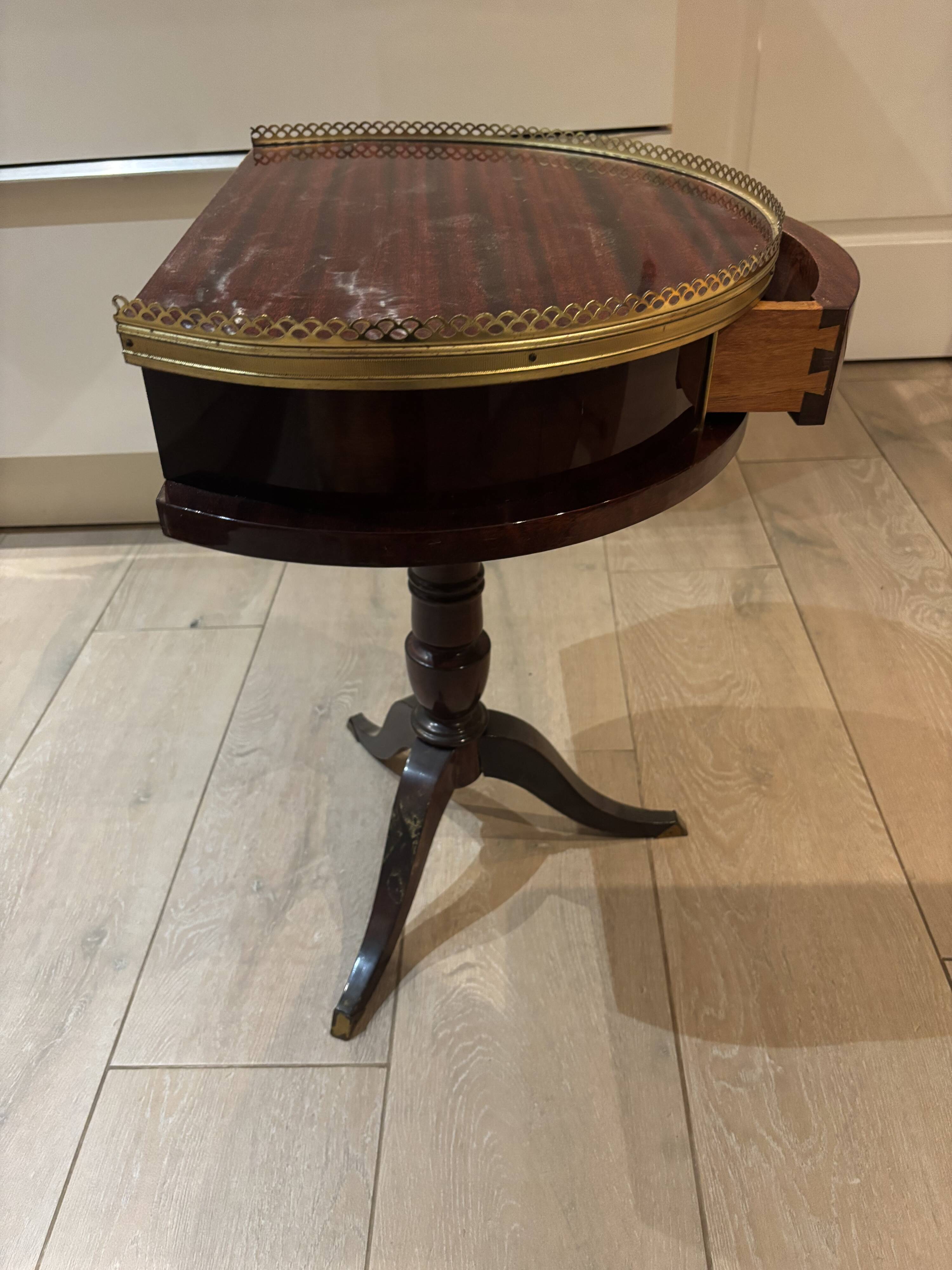 Empire style guéridon