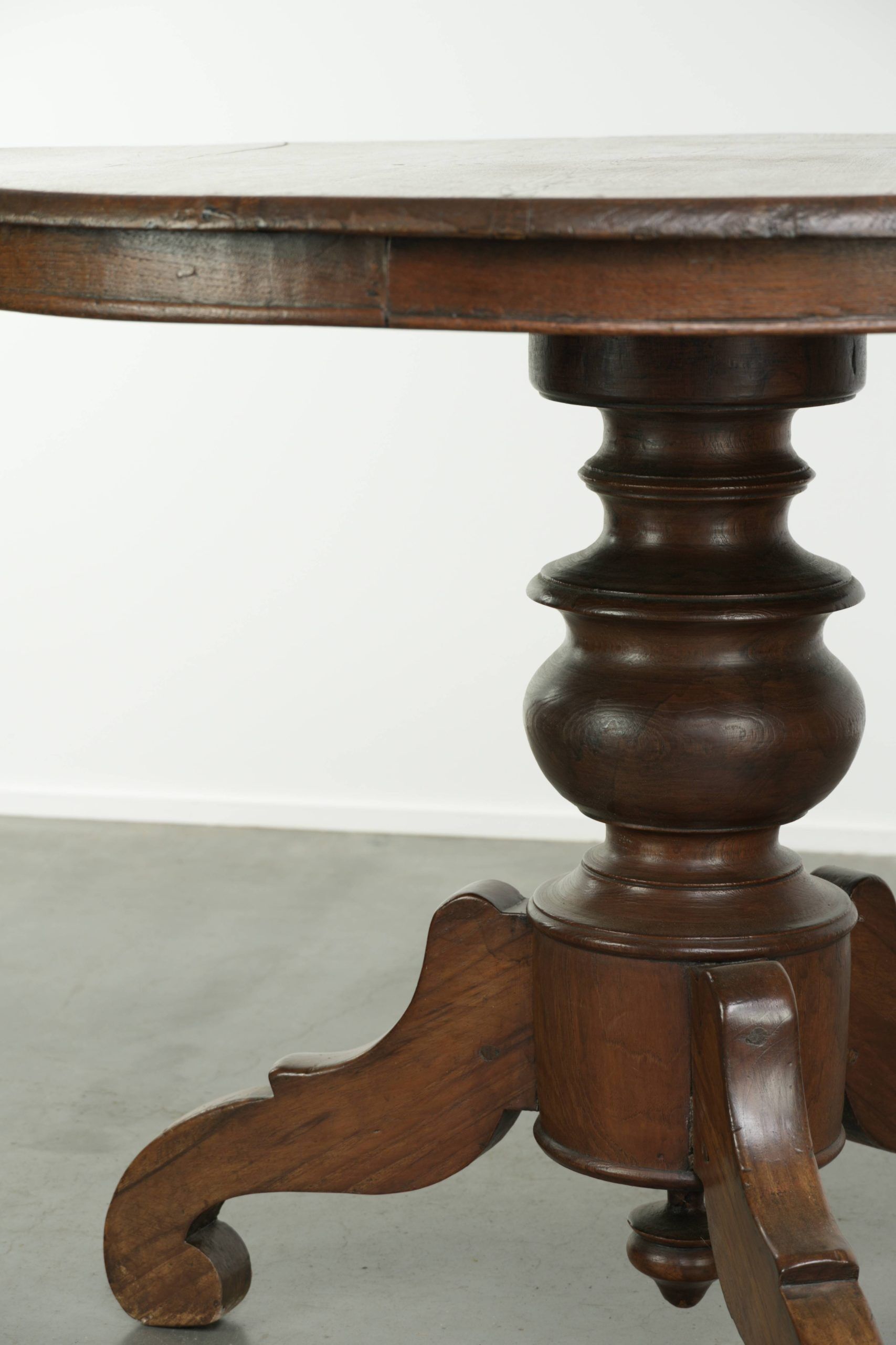 Table à manger ronde rustique en bois subtil avec une belle apparence.