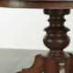 Table à manger ronde rustique en bois subtil avec une belle apparence.