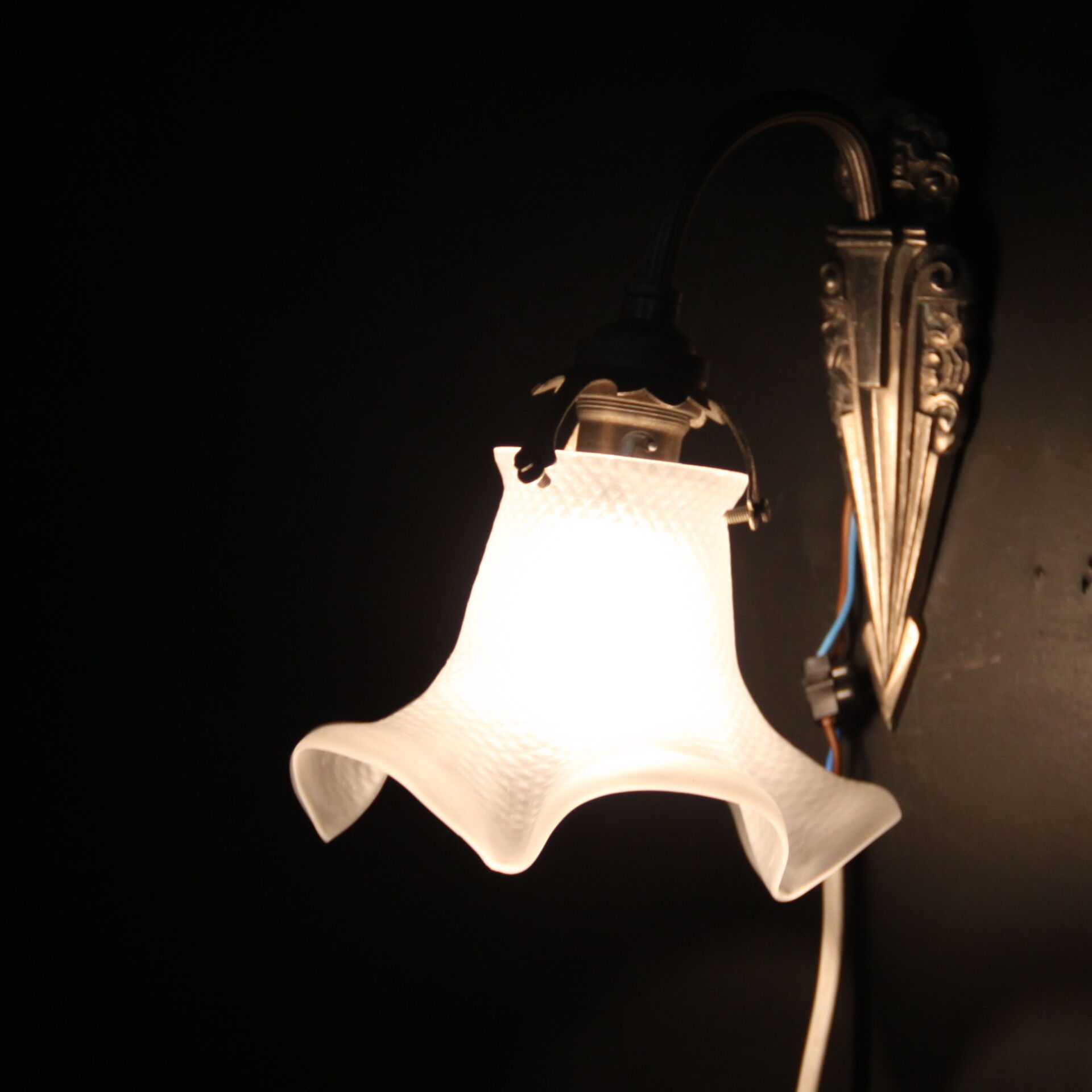 Applique murale en laiton chromé tulipe ancienne en verre vintage