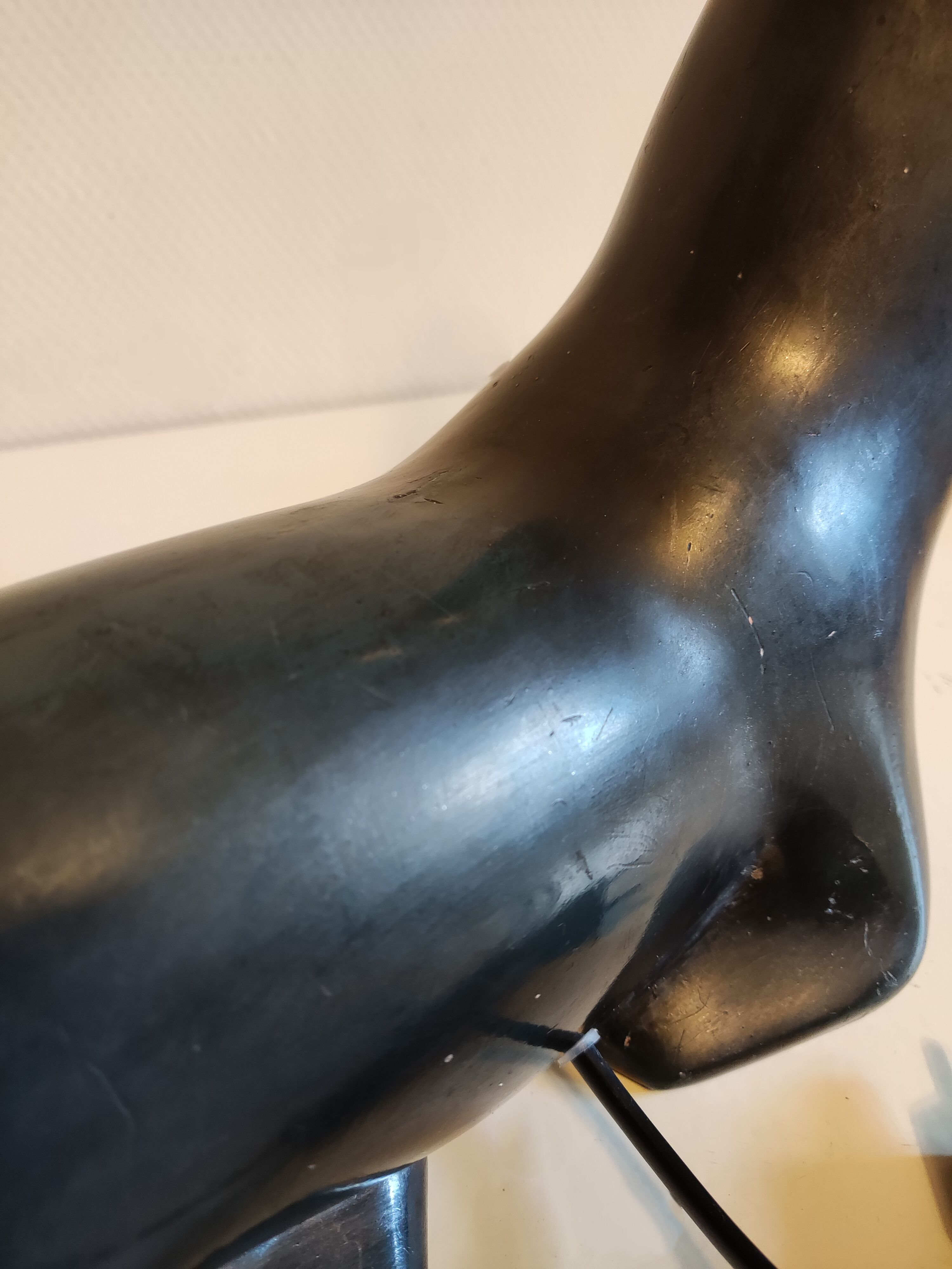 Lampe otarie noire irisée bleue en terre cuite