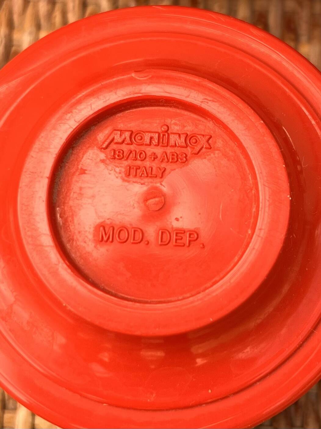 6 red cups and saucers from the Italian brand 'Morinos'.