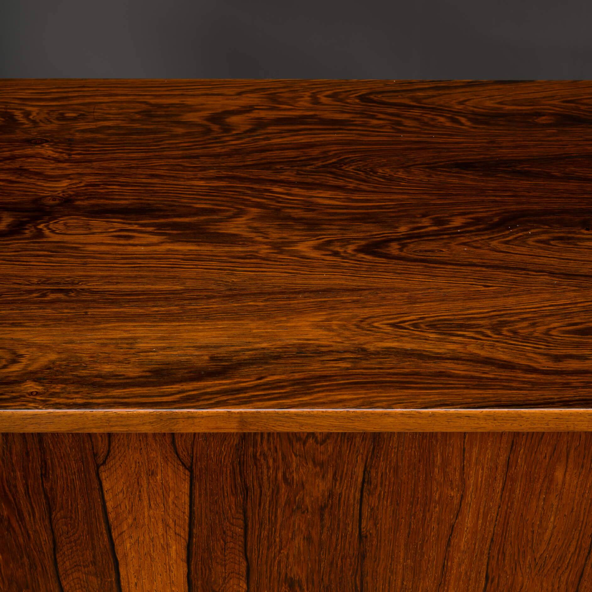 Buffet en palissandre haut avec portes tambour fabriqué par Farstrup, années 1960.