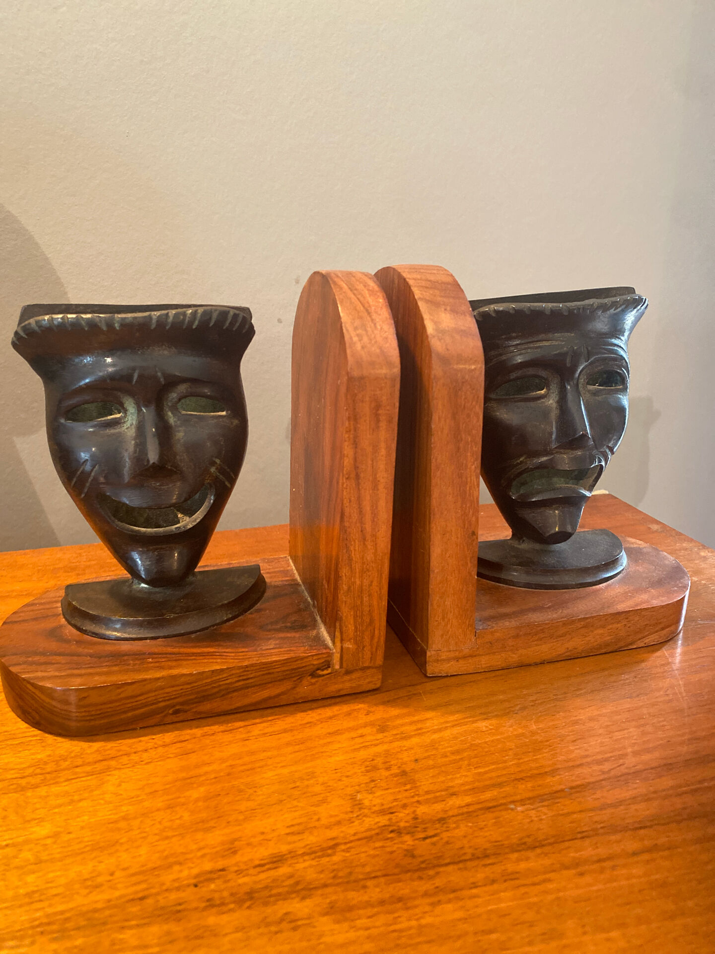 Paire de serres livres masques en bronze
