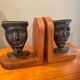 Paire de serres livres masques en bronze