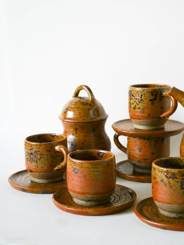 Service à café en grès vernissé composé d'une cafetière et de 5 tasses ave