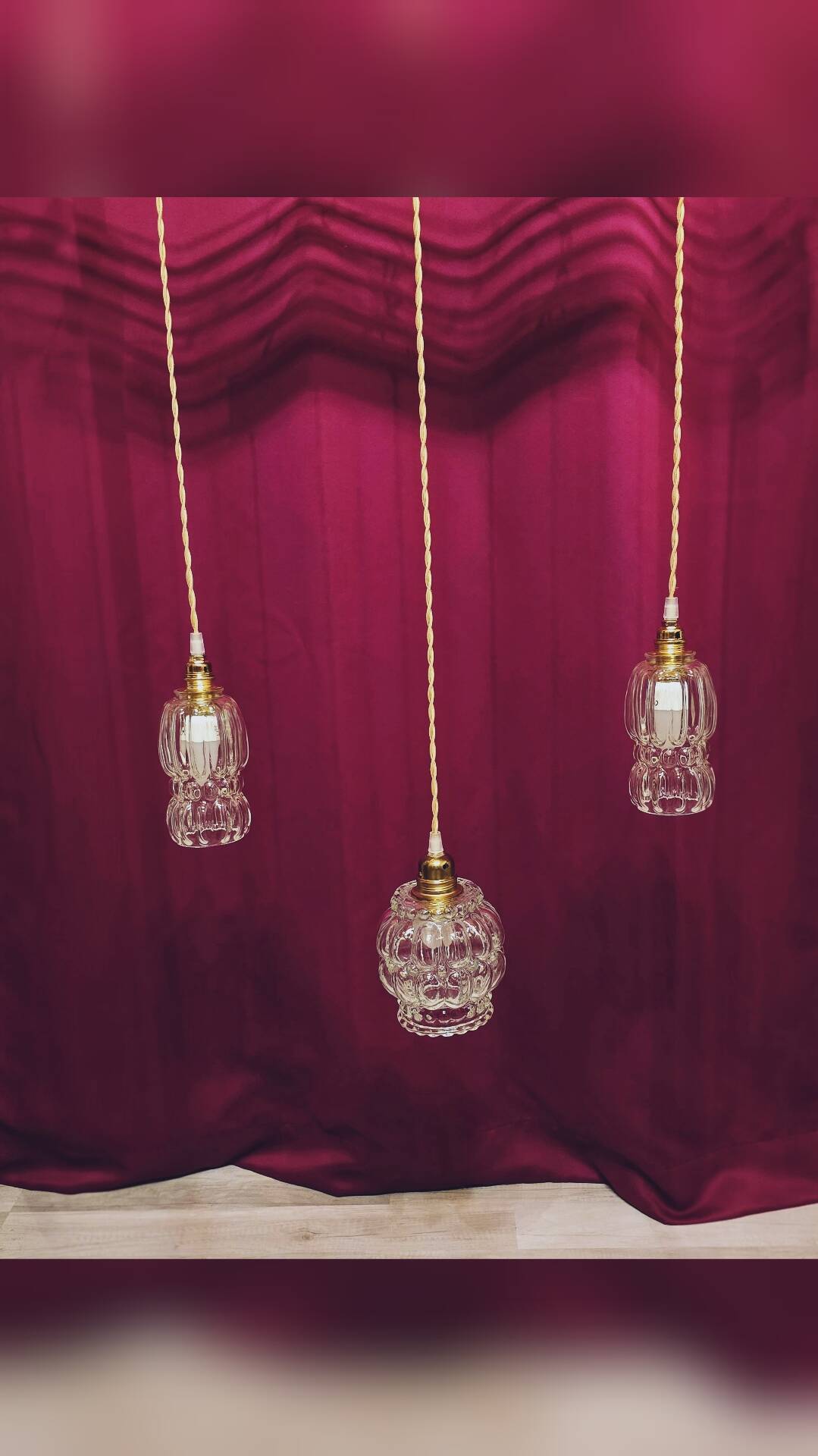 Suspension with 3 transparent bubble glass globes.