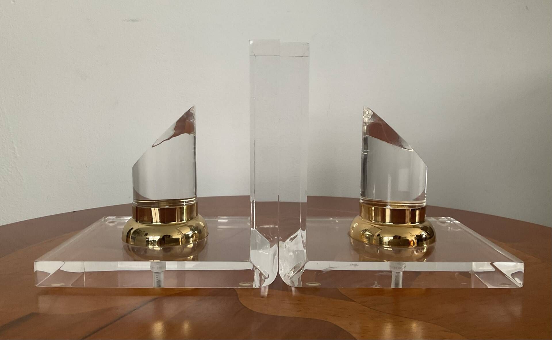 Vintage pair of bookends in lucite and brass from the 1970s.