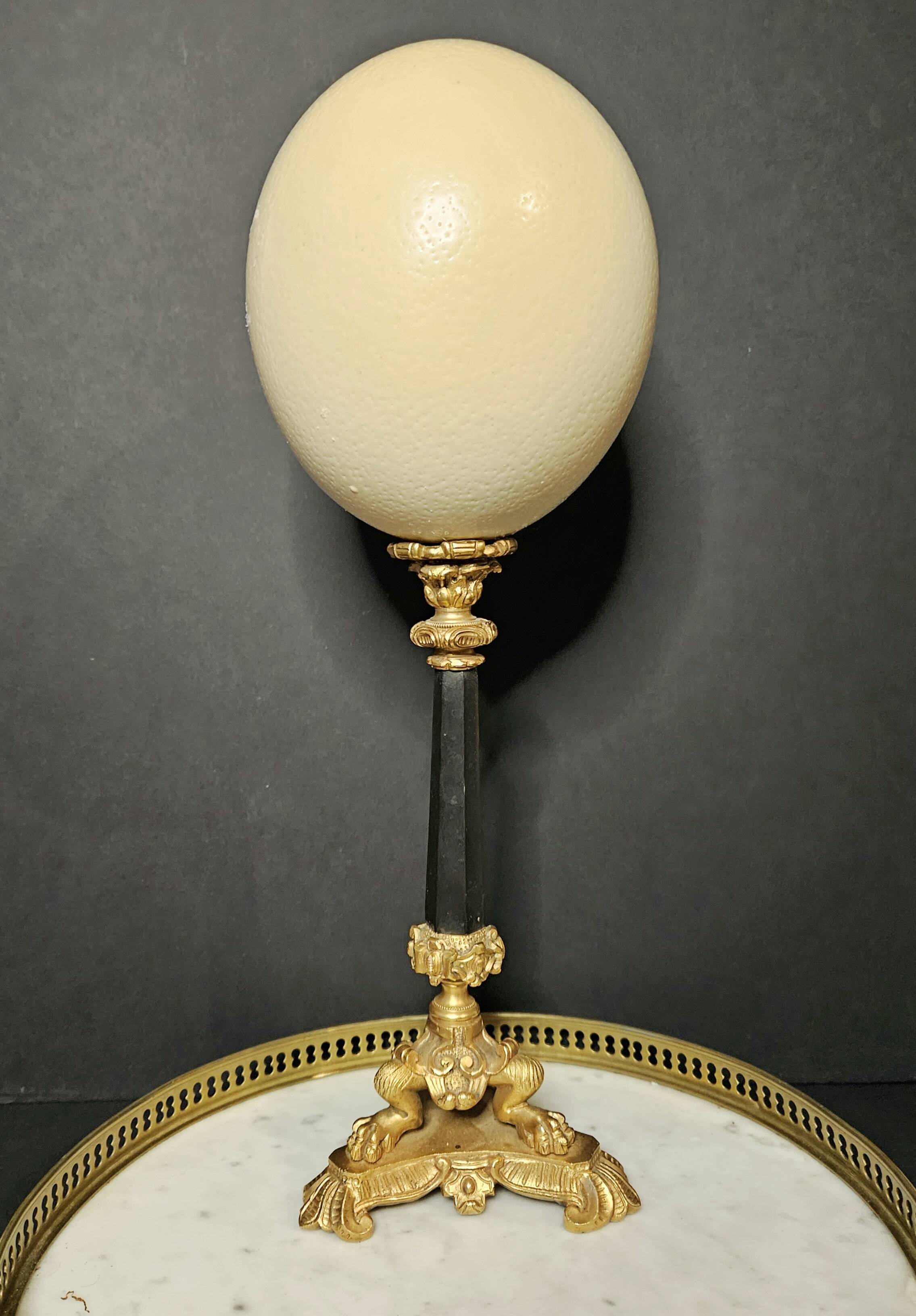 Oeuf d'autruche sur socle tripode en métal, années 50