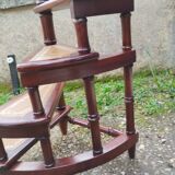 Escalier de bibliothèque ancien en bois