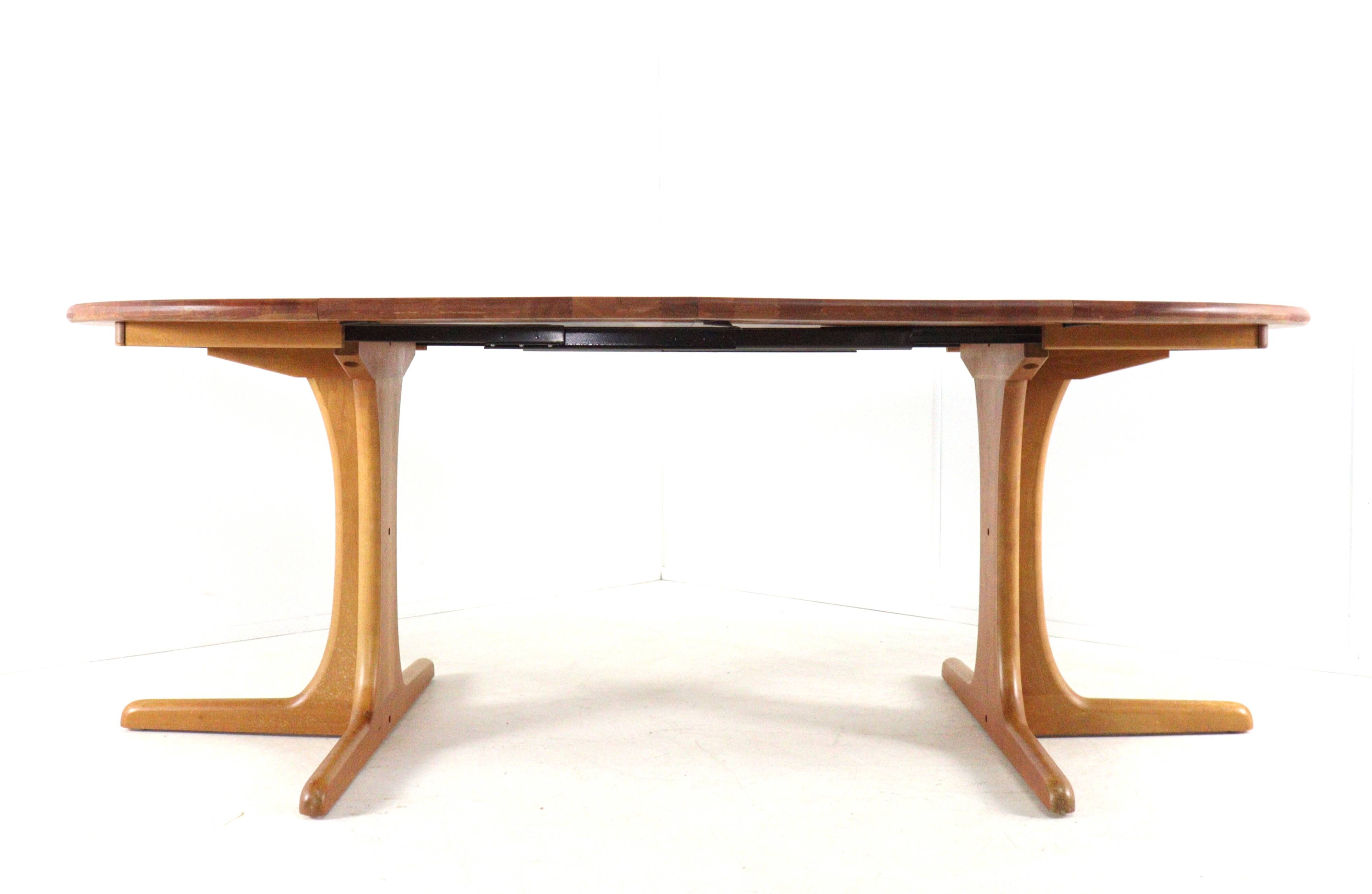 Round 2x Extendable Dining Table "Tjórn" - danish design in teak