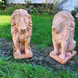 Paire de lion de jardin en terre cuite ancien