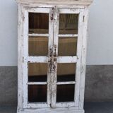 Armoire blanche en bois ancien vitrée