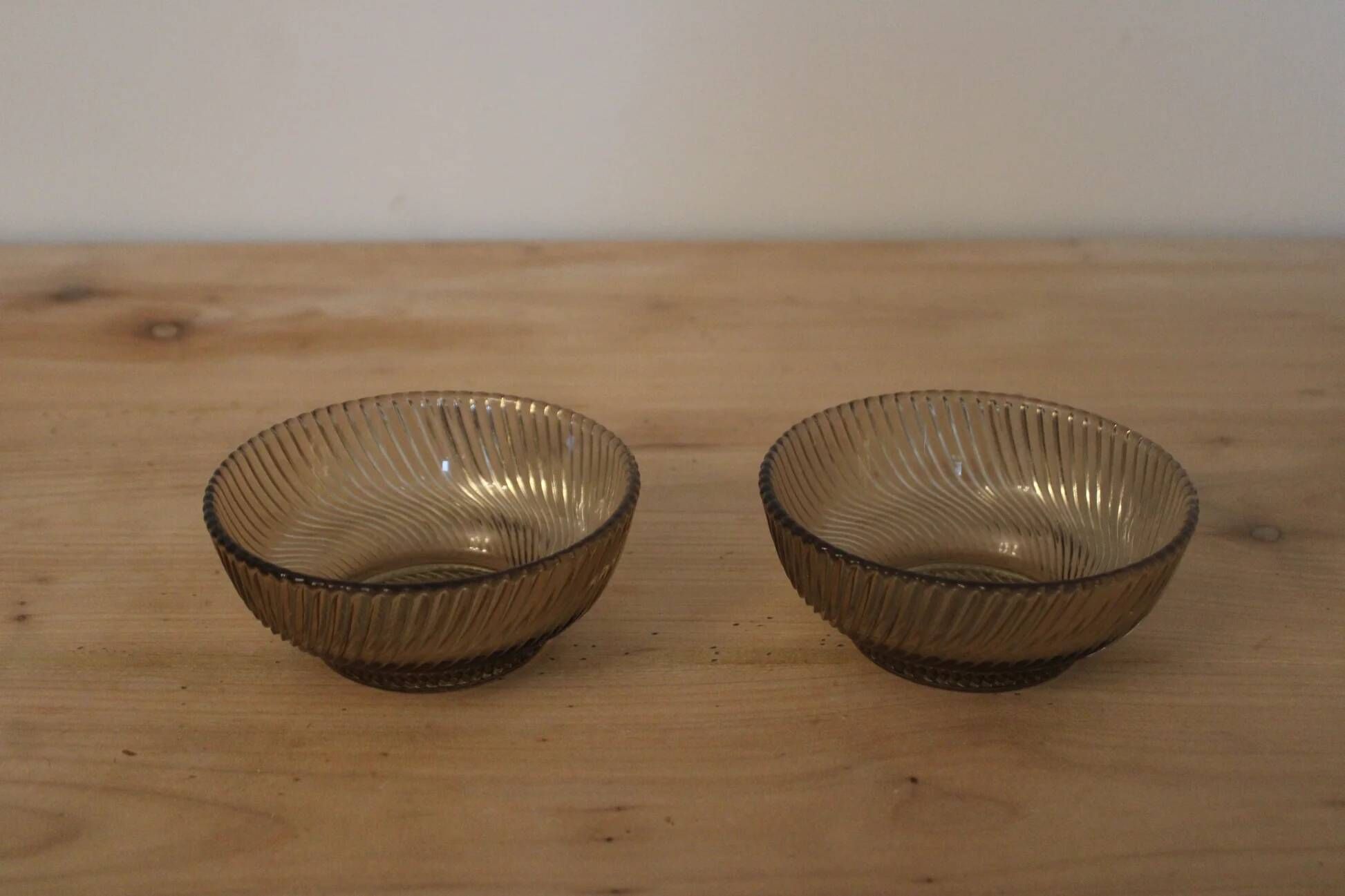 Set of 2 vintage smoky amber glass bowls – Twisted decor
