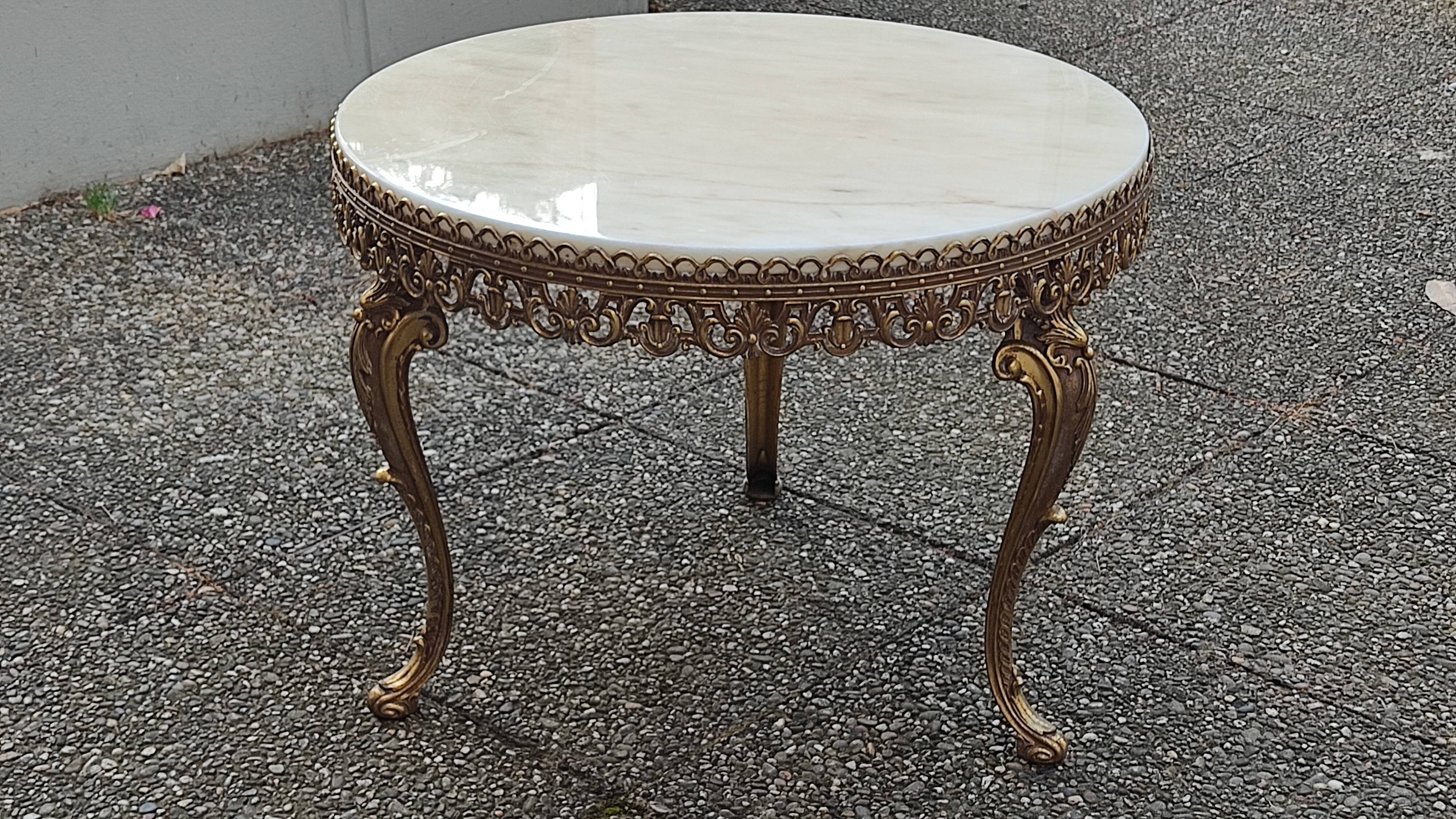 Table basse ronde en marbre blanc ivoire, bordures bronze doré décoratives, style louis xv, a.60.