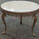 Table basse ronde en marbre blanc ivoire, bordures bronze doré décoratives, style louis xv, a.60.