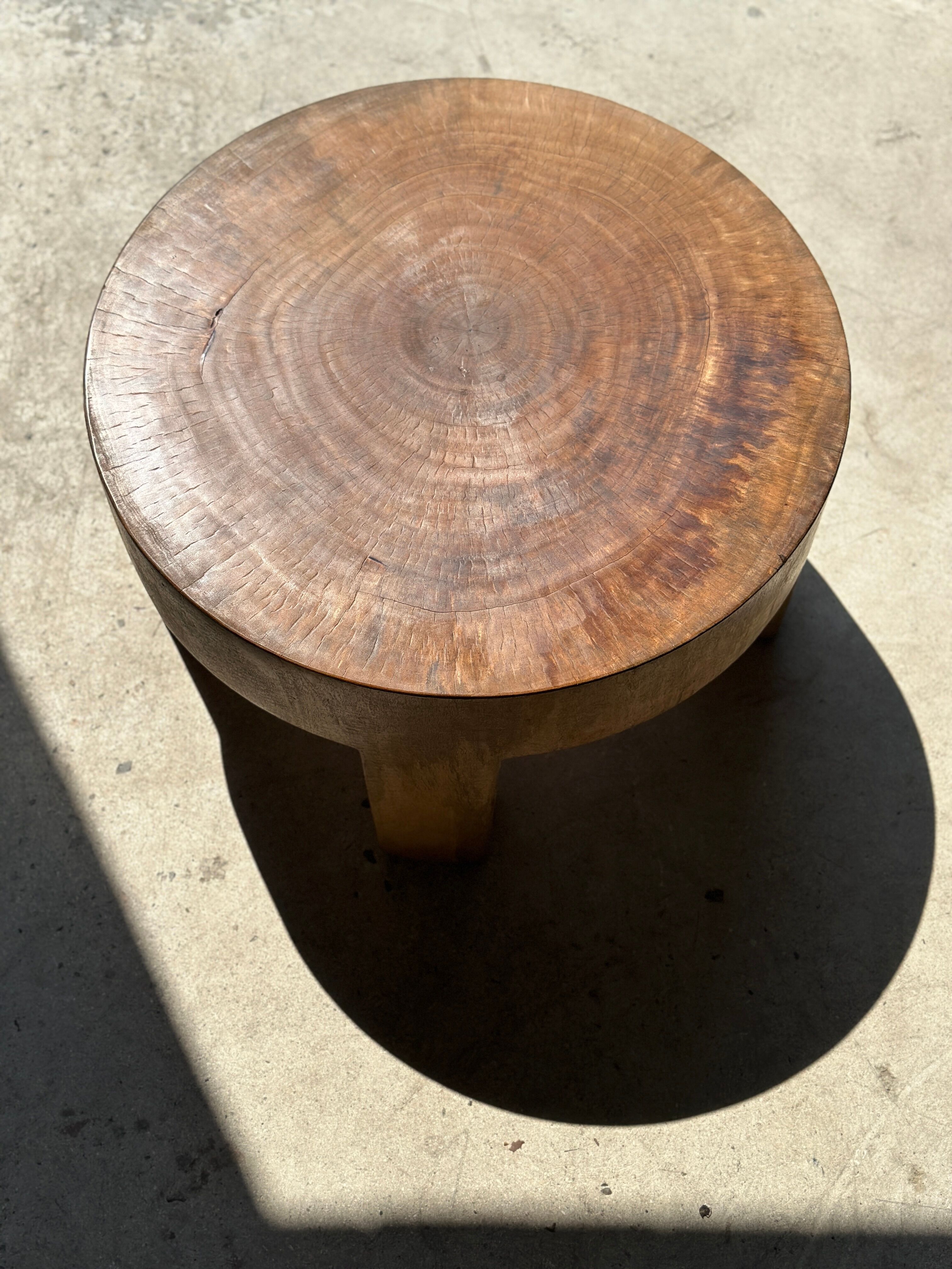 Quadripod coffee table in solid wood monoxyl natural color (dark)