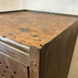 Petit meuble de rangement industriel en métal perforé – Début XXe siècle -