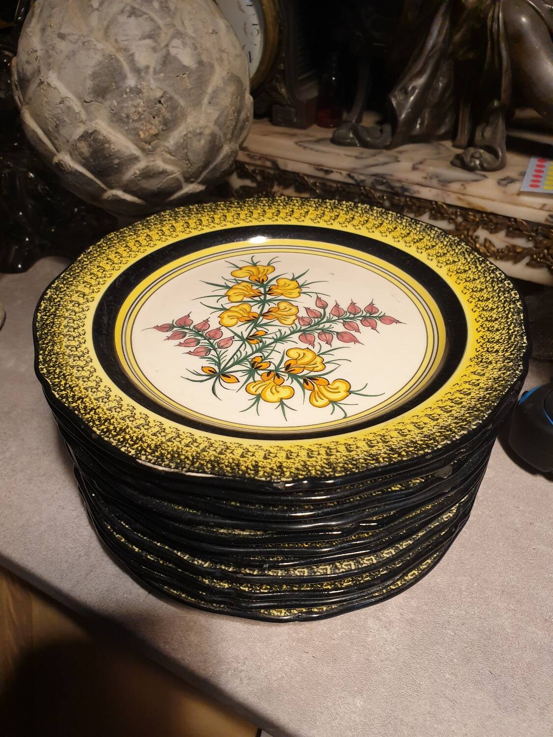 Decorative plate old collection henriot quimper france.decor .les genêts.signed.diameter 25 cm